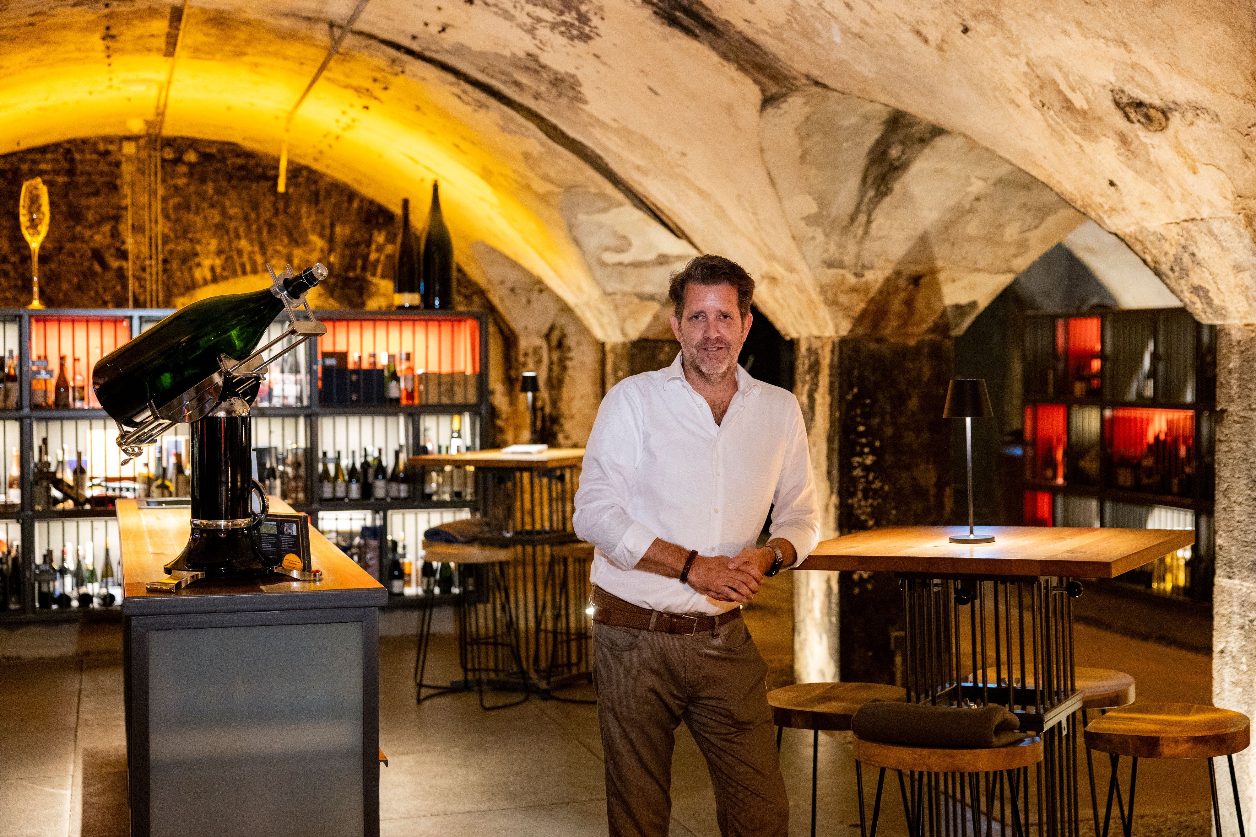 Für die Serie „Köln von unten“
Die Winebank hat ihren Sitz in einem alten Weinkeller aus der Mitte des 19. Jahrhunderts und bietet Weinschließfächer an.
Im Bild der Geschäftsführer Gunnar Oswald.

Köln
30.06.2026

Foto: Michael Bause