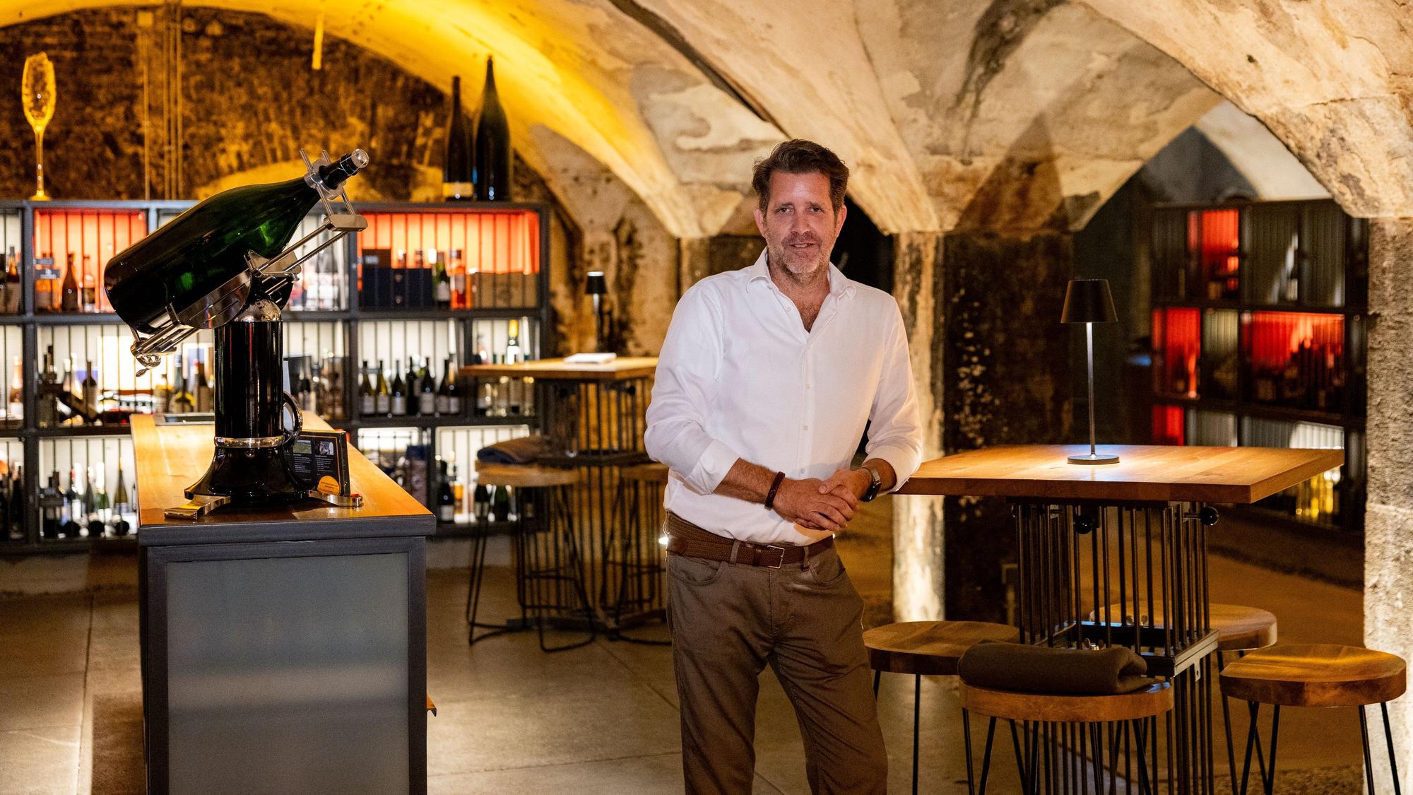 Für die Serie „Köln von unten“
Die Winebank hat ihren Sitz in einem alten Weinkeller aus der Mitte des 19. Jahrhunderts und bietet Weinschließfächer an.
Im Bild der Geschäftsführer Gunnar Oswald.
Köln
30.06.2026
Foto: Michael Bause