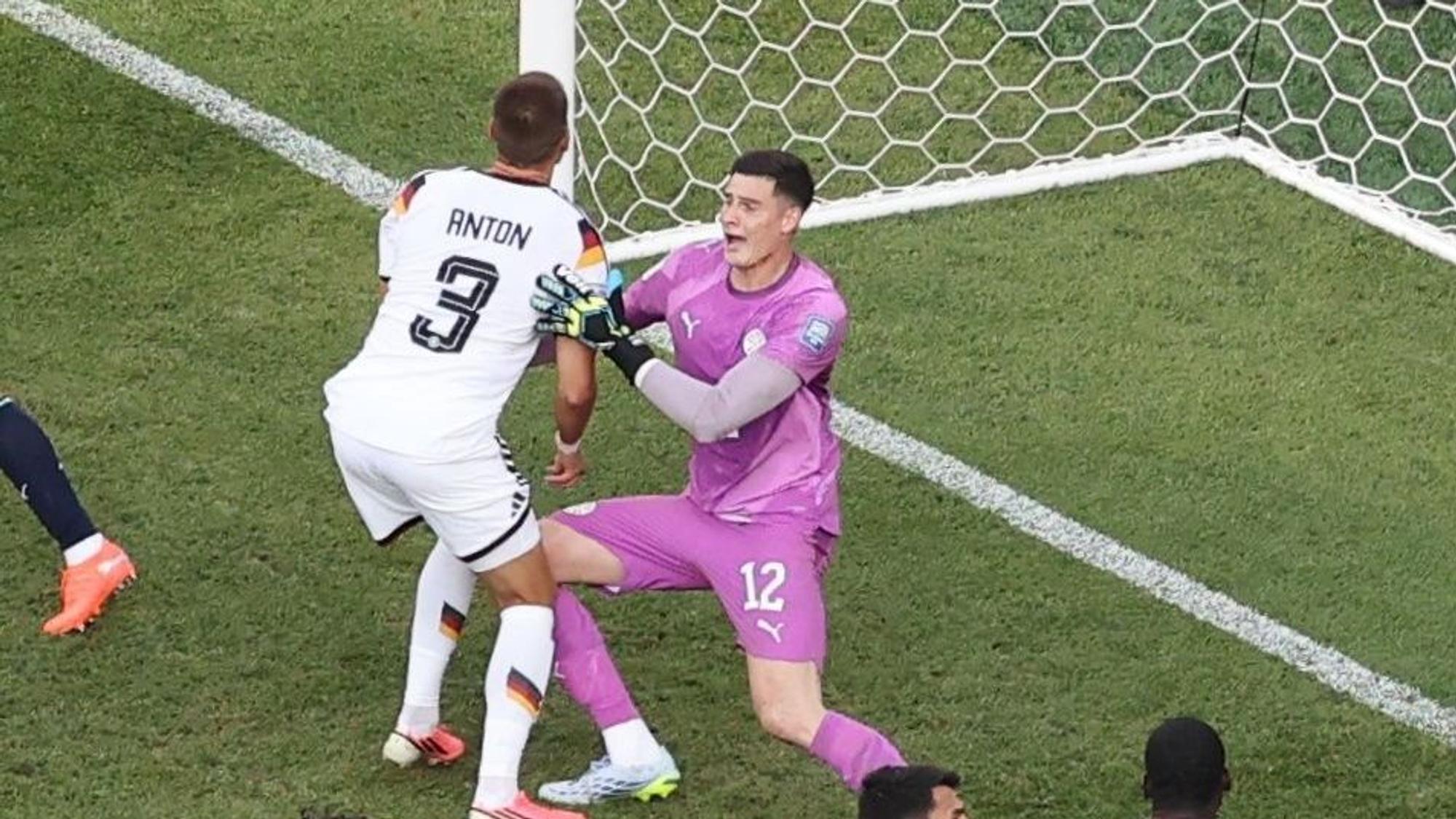 Torhüter Orlando Gill (Paraguay) und Waldemar Anton (Deutschland, Nr.3) stoßen vor dem Tor zusammen.