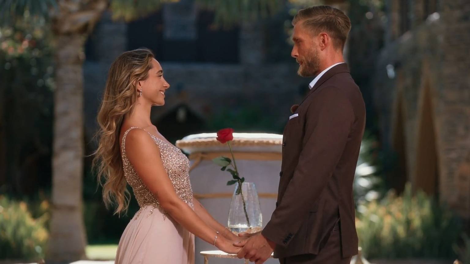 Bachelor Sebastian Paul vergibt seine letzte Rose an Nadja. (Bild: RTL)
