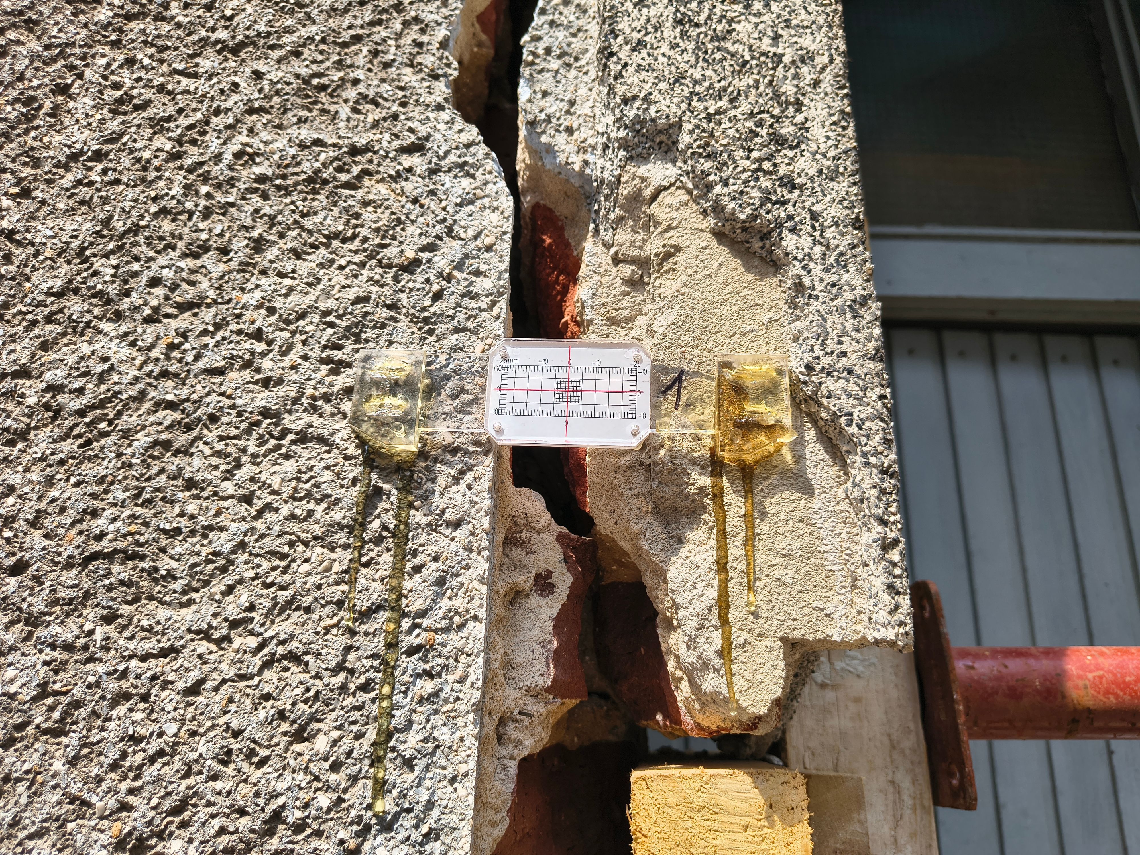 Mithilfe eines sogenannten „Rissmonitorings“ wird die Bewegung des Mauerwerkes am Haus in der Thumbstraße überwacht.