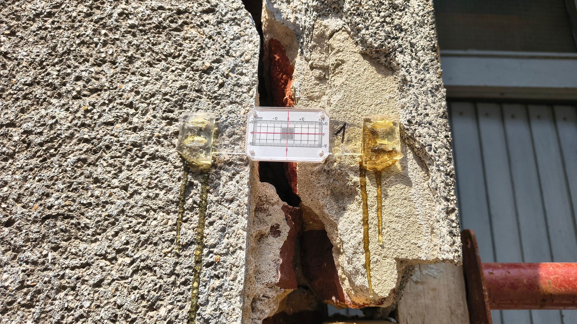 Mithilfe eines sogenannten „Rissmonitorings“ wird die Bewegung des Mauerwerkes am Haus in der Thumbstraße überwacht.