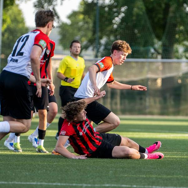 Ein Spieler der JSG-Erft-A-Jugend liegt nach einem Foul am Boden.