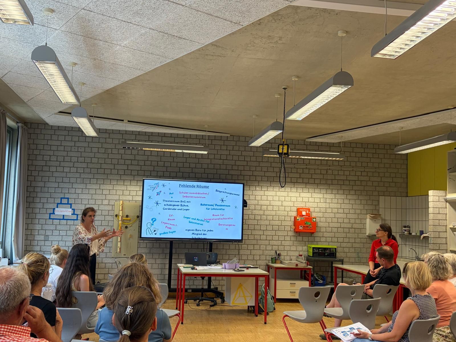 Welche Räume braucht eine moderne Schule? Barbara Wacker und Derya Gökce diskutierten diese Frage gemeinsam mit Eltern, Schülerinnen, Schülern und Lehrkräften.