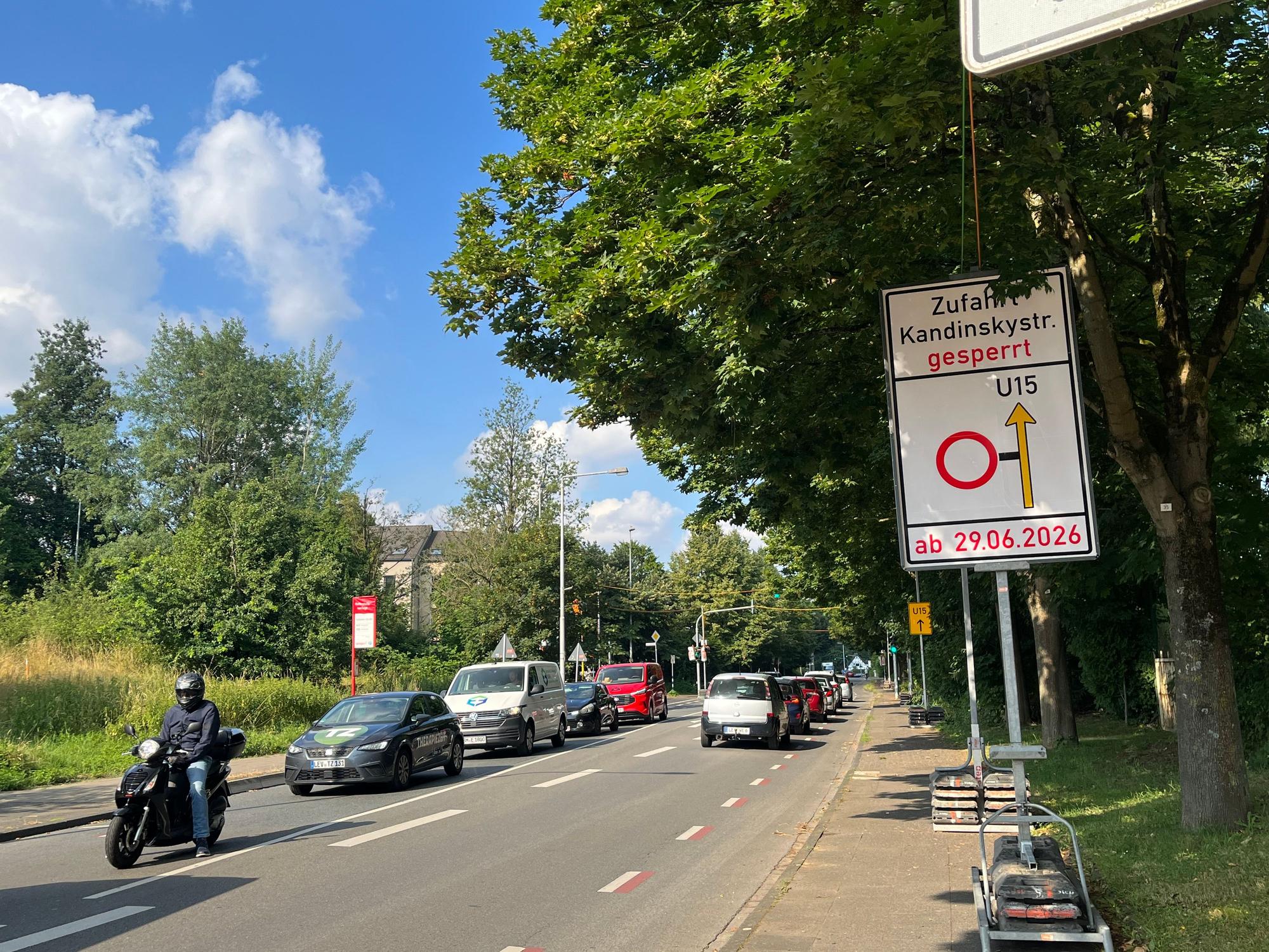 Die Bauarbeiten an der Berliner Straße im Stadtteil Schlebusch schreiten voran. Deswegen muss die Verkehrsführung ab 2. Juli und erneut ab 20. Juli geändert werden.