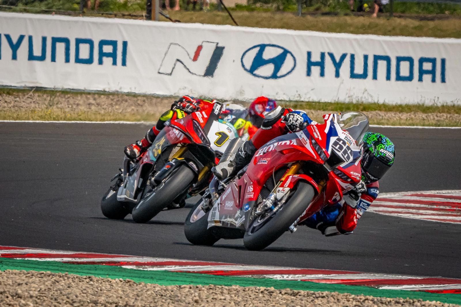 Florian Alt vor Lukas Tulovic in der Kurve.