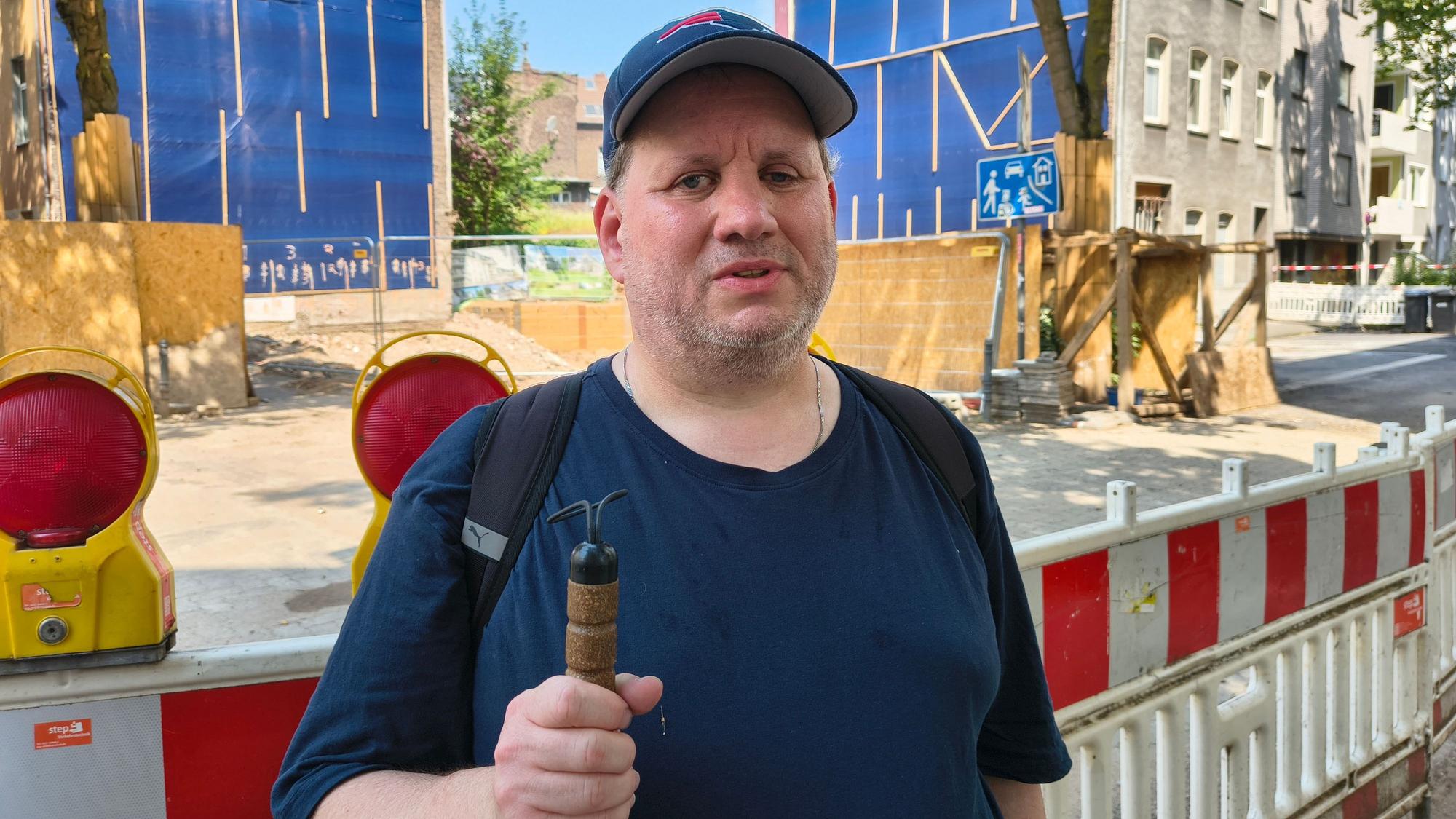 Marcus Blum ist blind, zur Orientierung benötigt er einen Blindenstock. Bis zuletzt wohnte der 52-Jährige in dem jetzt einsturzgefährdeten Haus in der Thumbstraße 79 in Köln-Kalk.