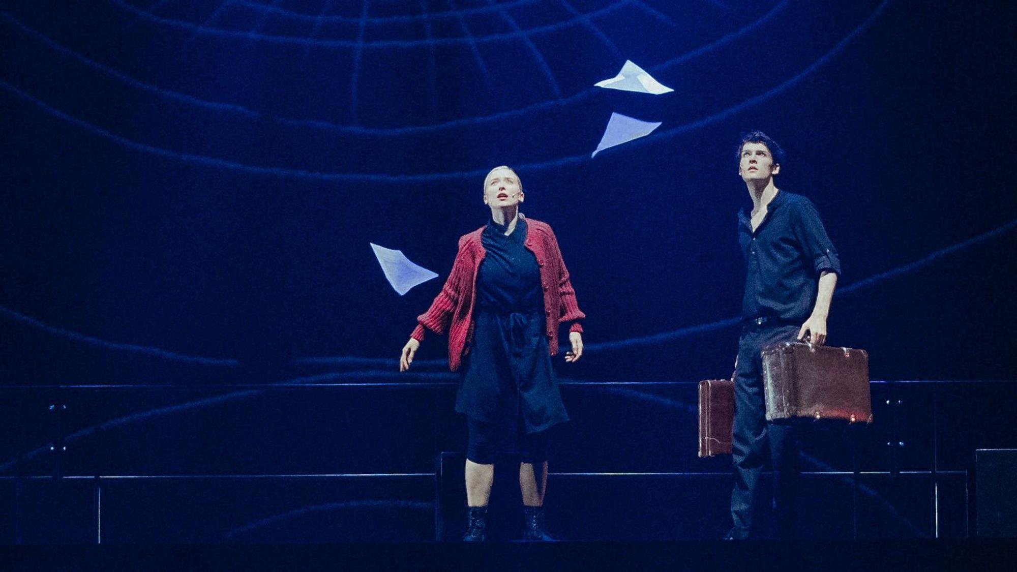 Szene aus dem Musical „Die weiße Rose“. Hans und Sophie Scholl verteilen ihre Flugblätter in der Münchener Universität.