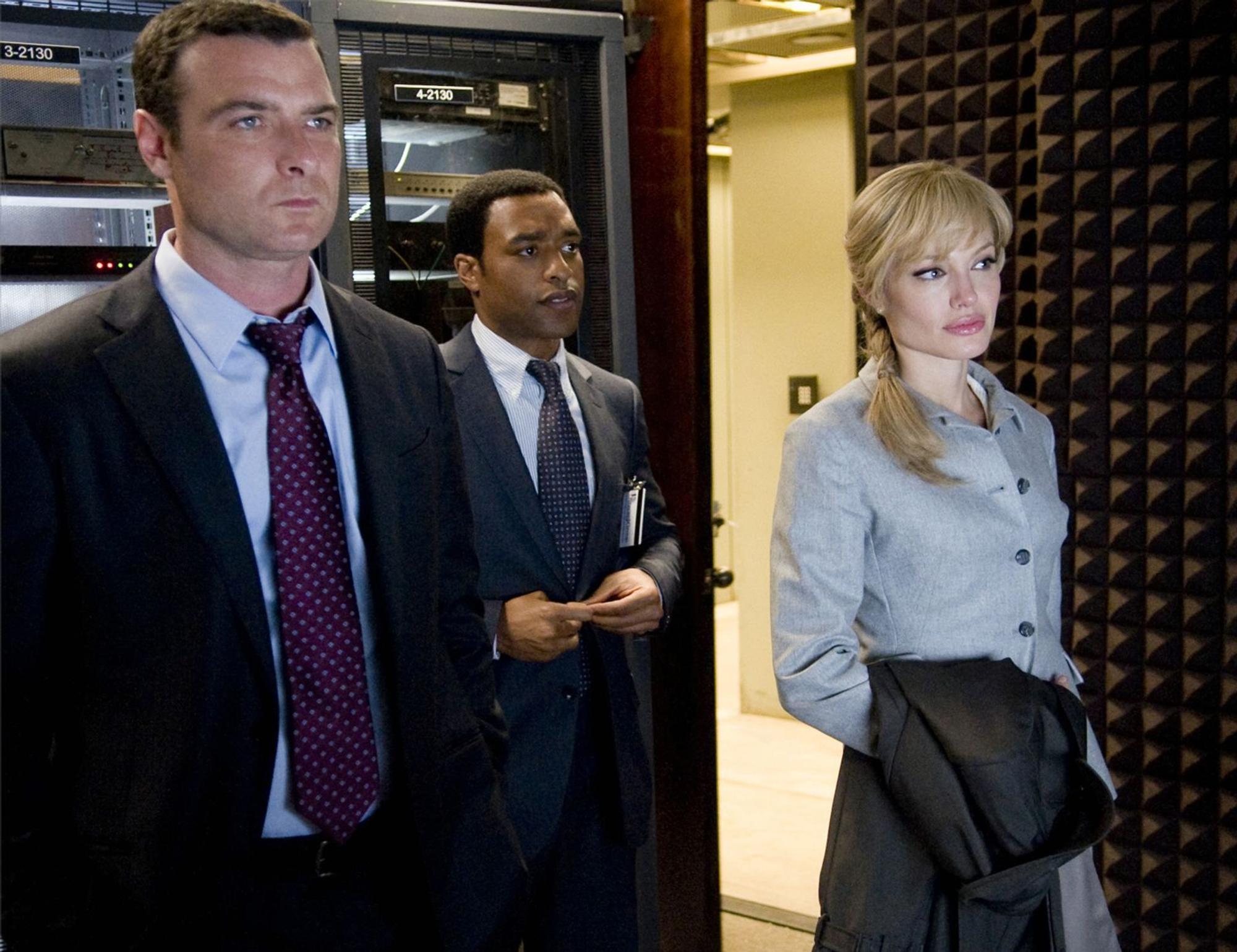 Wer spielt welches Spiel - oder wie viele? Die Agenten Ted (Liev Schreiber, links) und Salt (Angelina Jolie) können sich nicht mehr trauen. (Bild: ZDF/Andrew D. Schwartz)