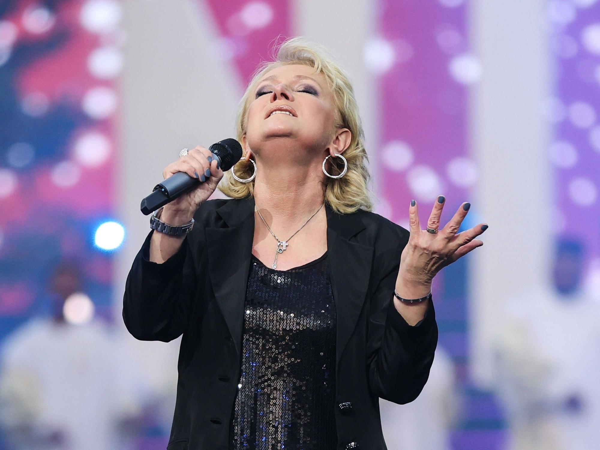Schlagersängerin Nicole singt auf der Bühne.