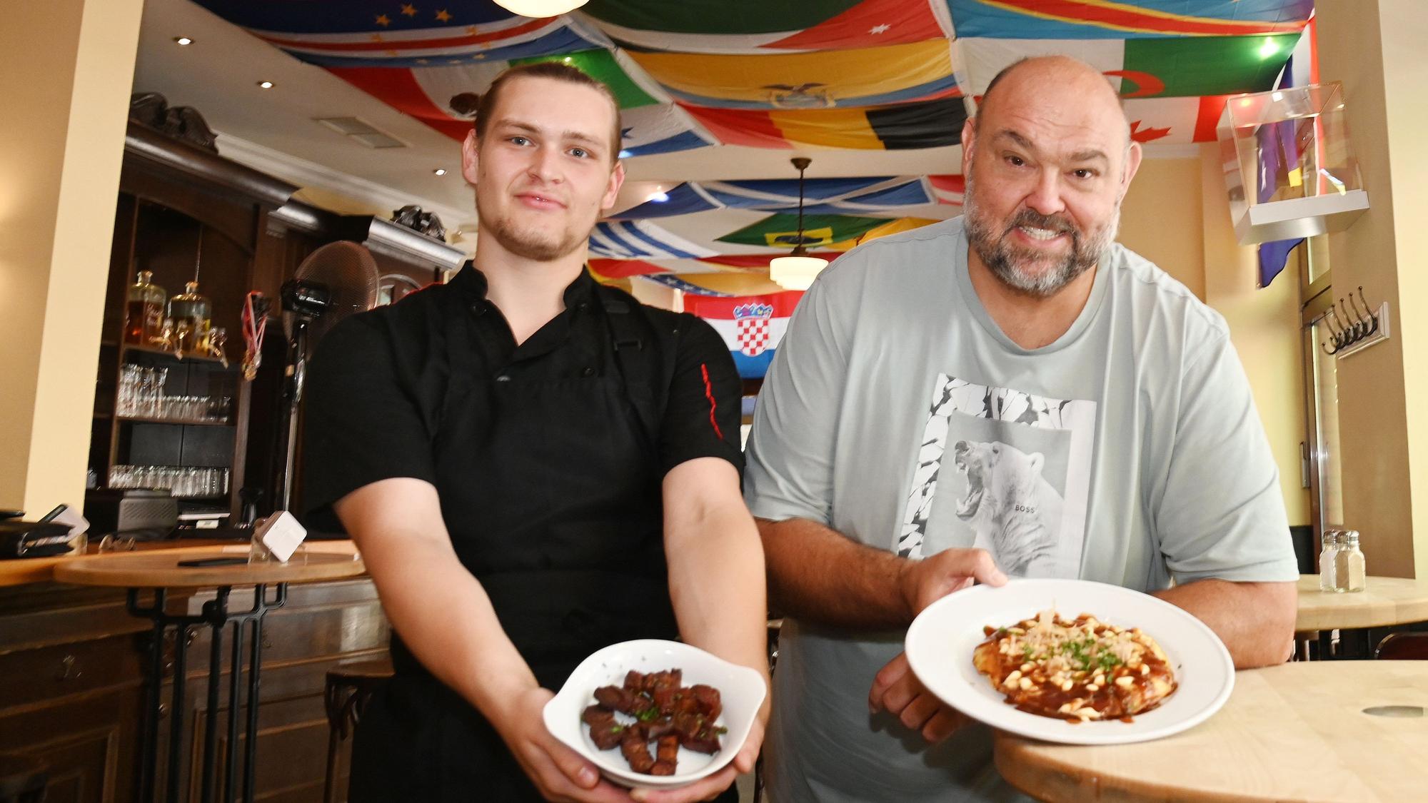 29.06.2026 Köln. WM kulinarisch: In der Kölsch-Kultur werden zur WM landestypische Gerichte der WM-Teilnehmer gekocht. Luca Jim Verhufen (li.) und Thomas Mick. Foto: Alexander Schwaiger
