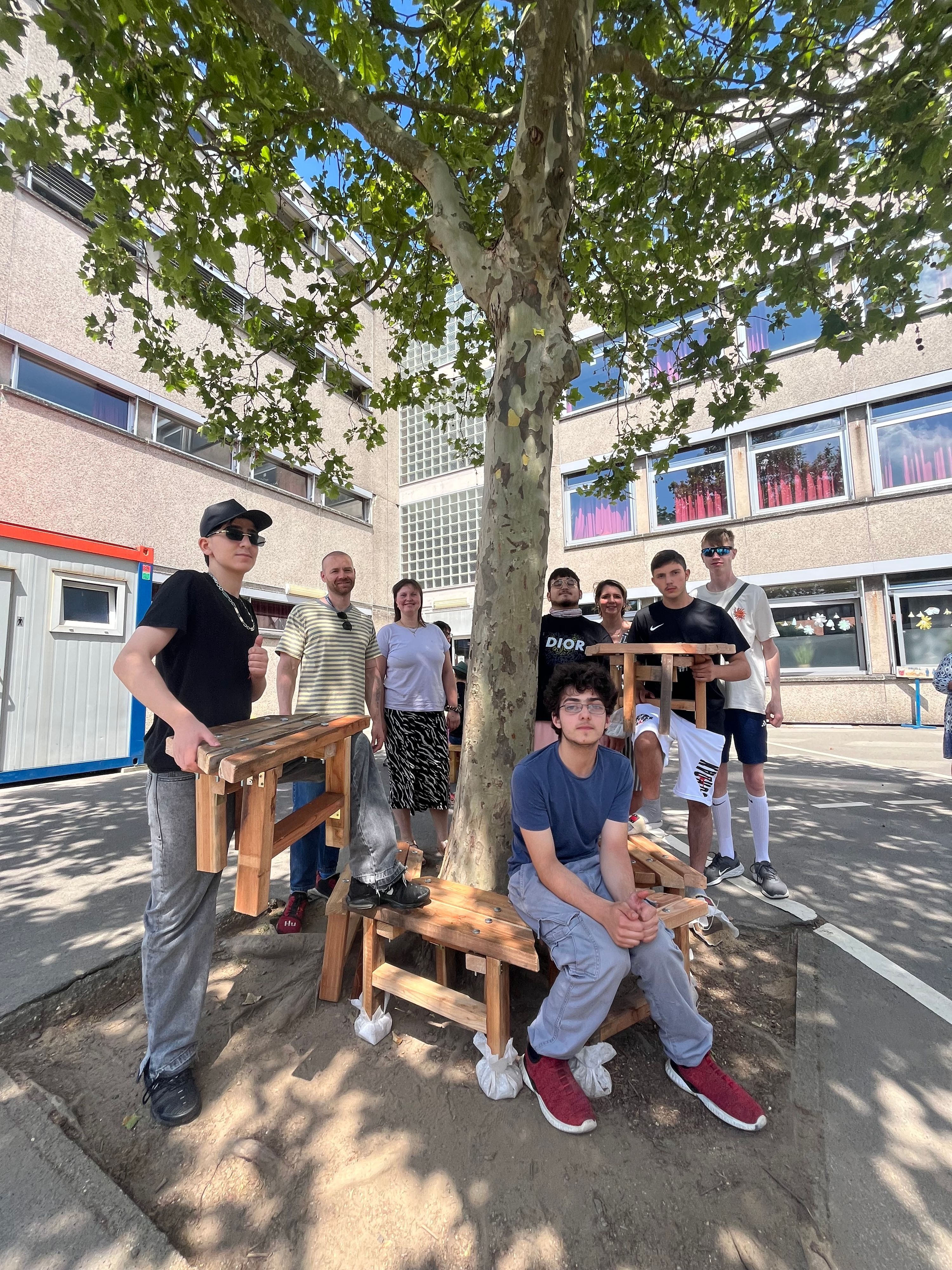 Schülerinnen und Schüler der Schule an der Wupper haben eine Baumbank gebaut