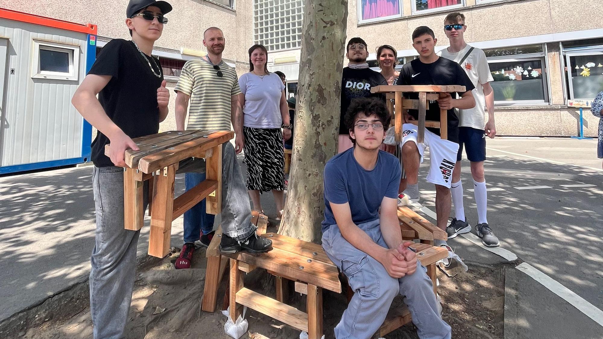 Schülerinnen und Schüler der Schule an der Wupper haben eine Baumbank gebaut