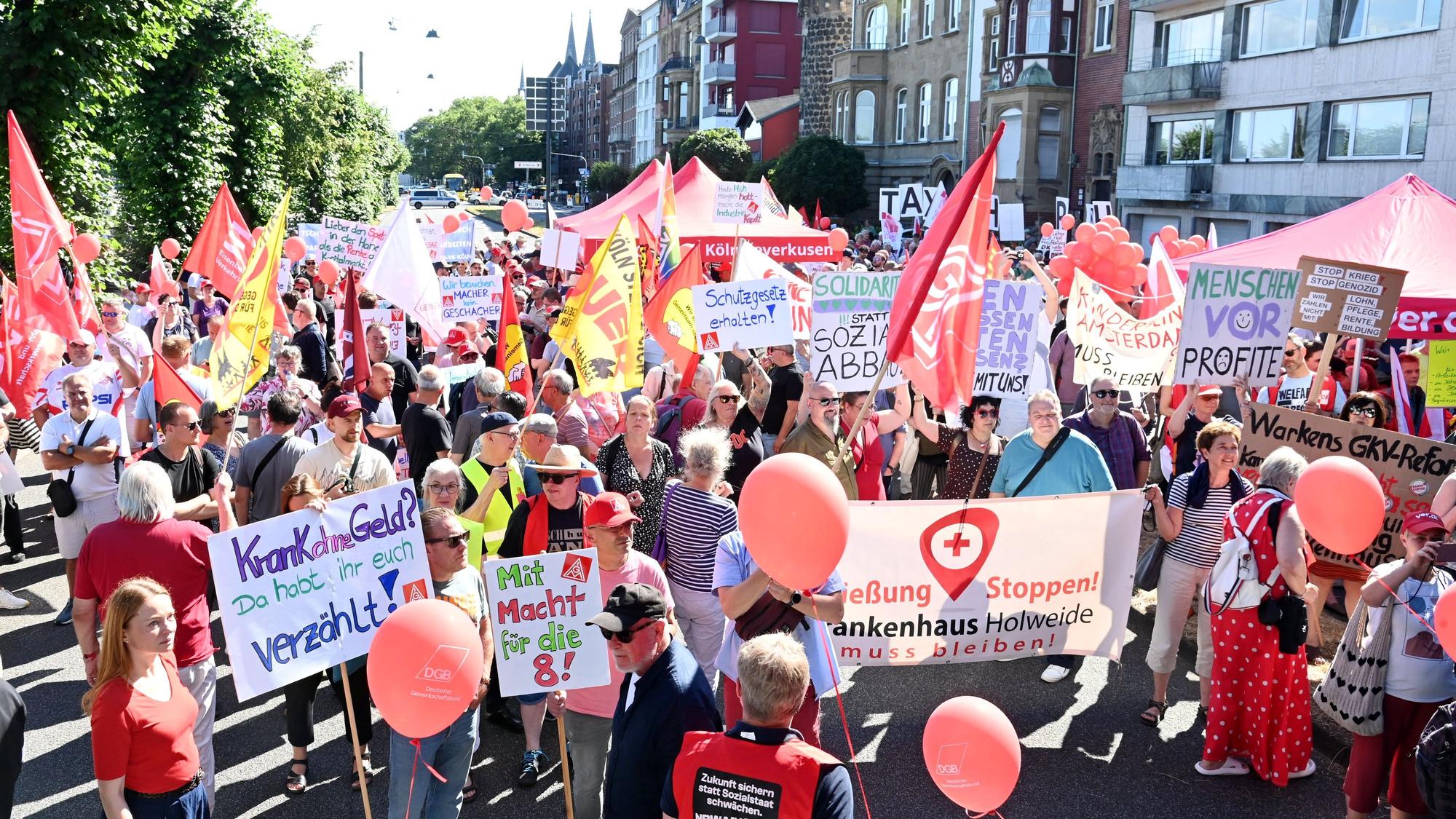 01.07.2026 Köln. Basta an der Bastei: DGB-Kundgebung für den Erhalt des Sozialstaats und gegen Kürzungen. Rheinuferstraße voll gesperrt.