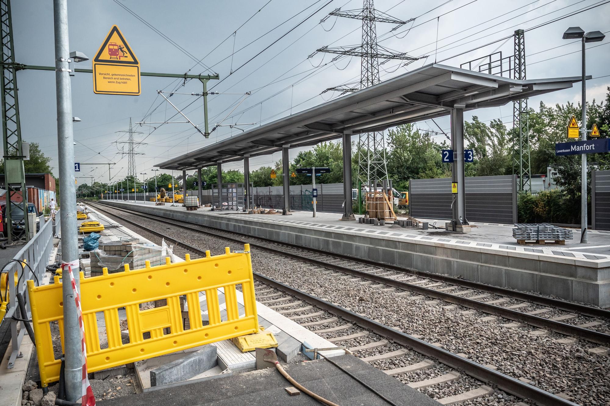 Bahnhof Manfort: Eine Runde mit Politik, Stadtverwaltung, Bahn und Behindertenbeirat bespricht die nicht erfolgteen Umbauten für eine barrierefreiheit. Bild: Ralf Krieger