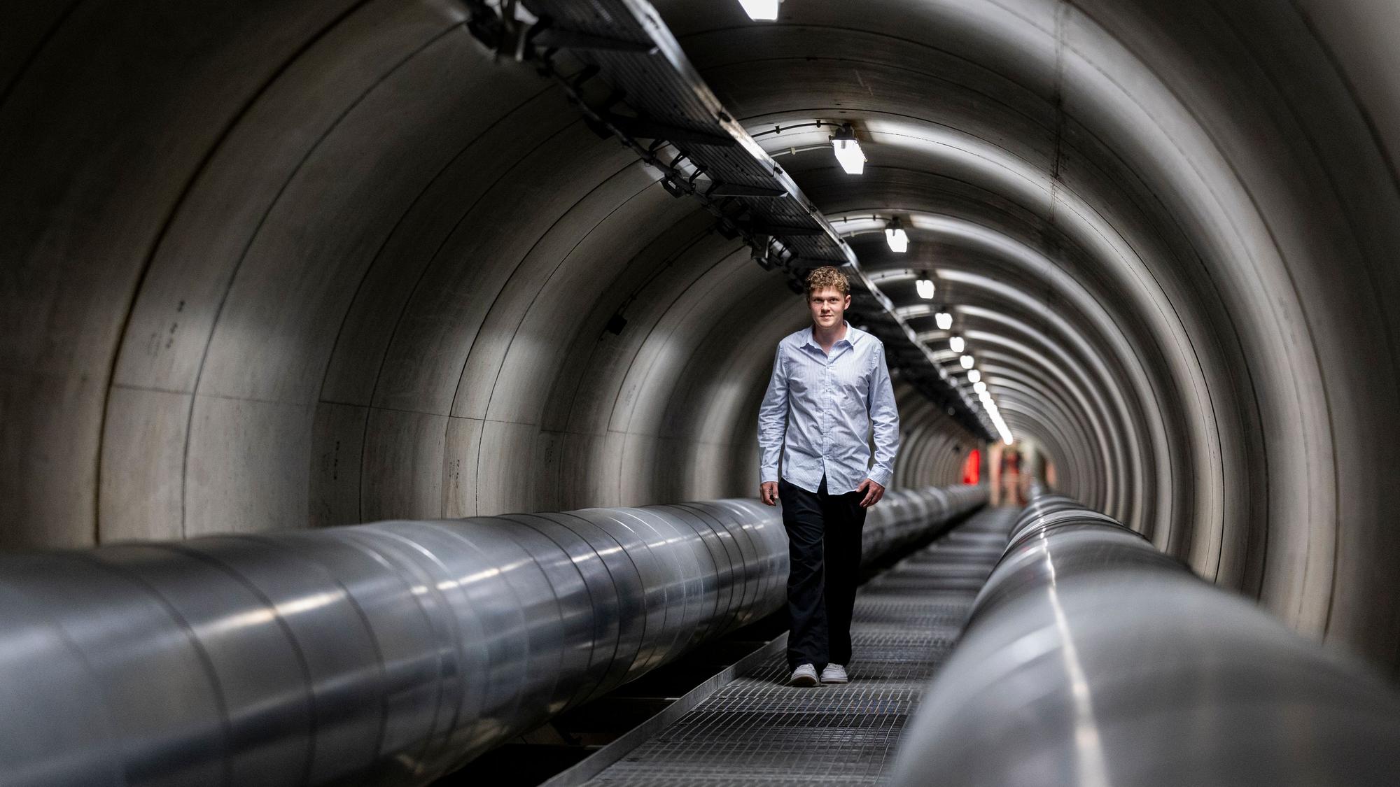 Für die Serie „Köln von unten“
Der Fernwärmetunnel der RheinEnergie unterquert den Rhein um die Wärmenetze im links- und rechtsrheinischen Köln zu verbinden.
Im Bild der Werkstudent Nicolas Dugeorge, der Besuchergruppen durch den Tunnel führt.
Köln
30.06.2026
Foto: Michael Bause