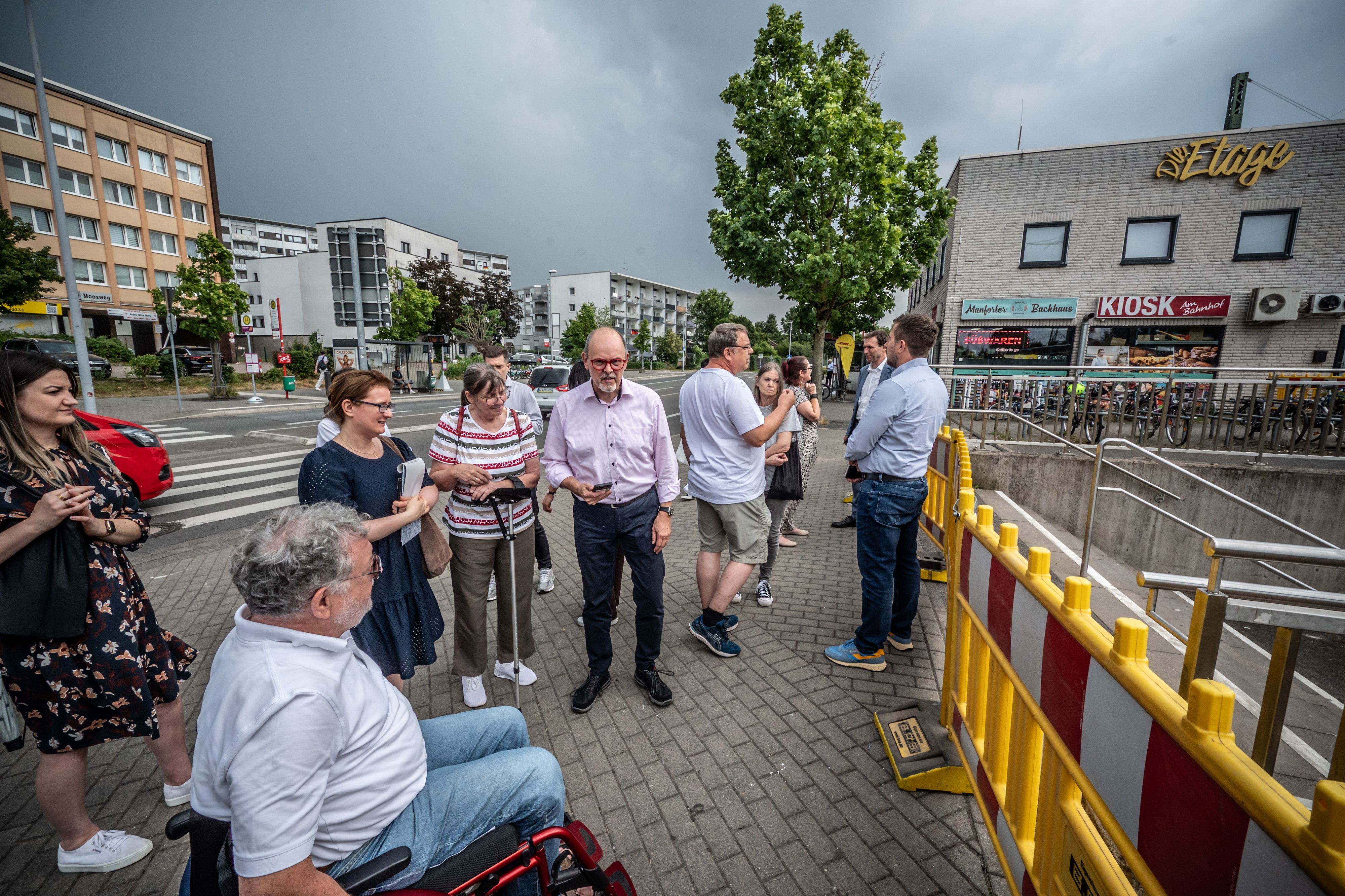 Bahnhof Manfort: Eine Runde mit Politik, Stadtverwaltung, Bahn und Behindertenbeirat bespricht die nicht erfolgteen Umbauten für eine barrierefreiheit.  Bild: Ralf Krieger