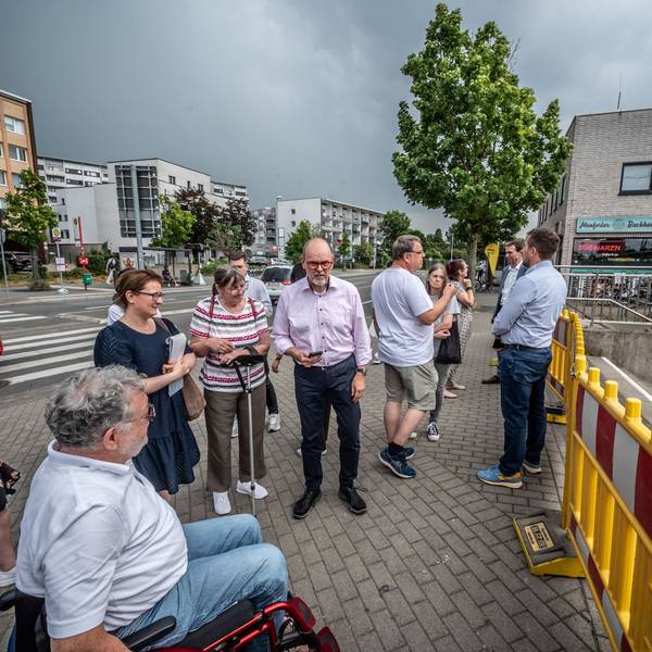 Bahnhof Manfort: Eine Runde mit Politik, Stadtverwaltung, Bahn und Behindertenbeirat bespricht die nicht erfolgteen Umbauten für eine barrierefreiheit. Bild: Ralf Krieger