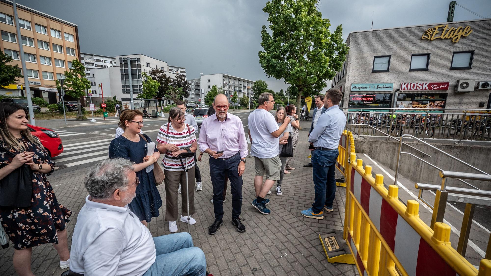 Bahnhof Manfort: Eine Runde mit Politik, Stadtverwaltung, Bahn und Behindertenbeirat bespricht die nicht erfolgteen Umbauten für eine barrierefreiheit. Bild: Ralf Krieger