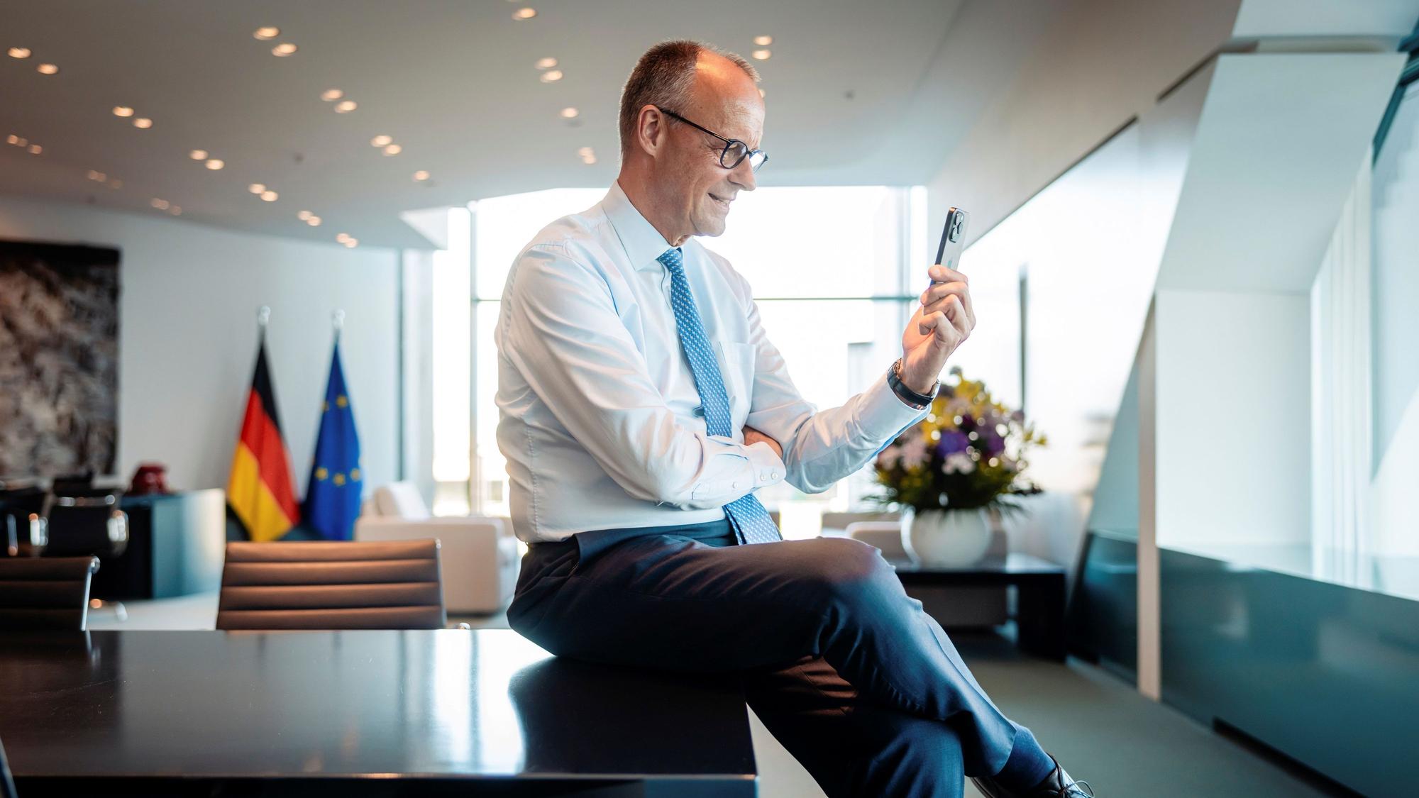 Bundeskanzler Friedrich Merz (CDU) spricht am 11. Juni per Videocall mit Spielern der Nationalmannschaft.