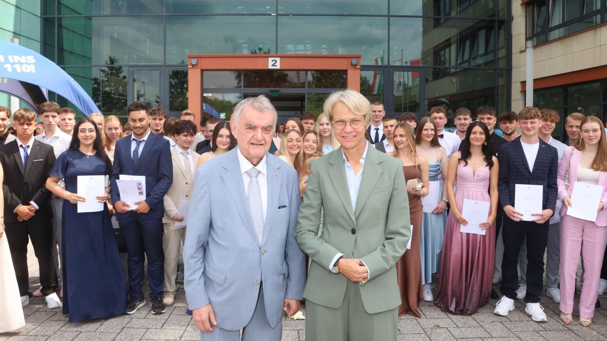 30.06.2026, Köln: Ministerin Dorothee Feller (Ministerin für Schule und Bildung) und Minister Herbert Reul (Innenminister) besuchen die Zeugnisübergabe an der Fachoberschule der Polizei in Köln im Polizeipräsidium Köln. Foto: Arton Krasniqi