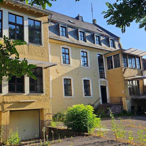 Zu sehen ist die Rückseite des historischen Rathauses in Bedburg.