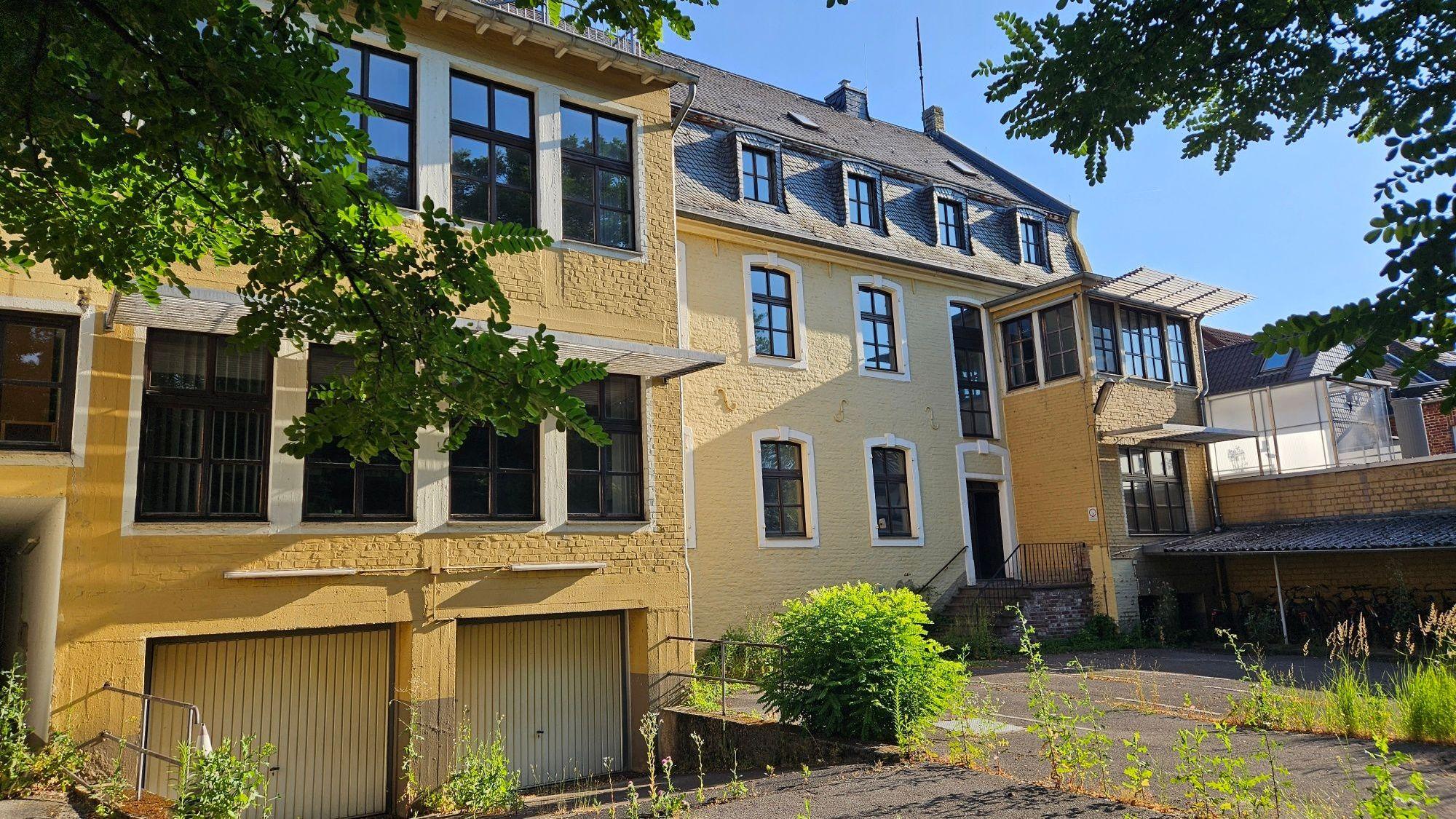 Zu sehen ist die Rückseite des historischen Rathauses in Bedburg.