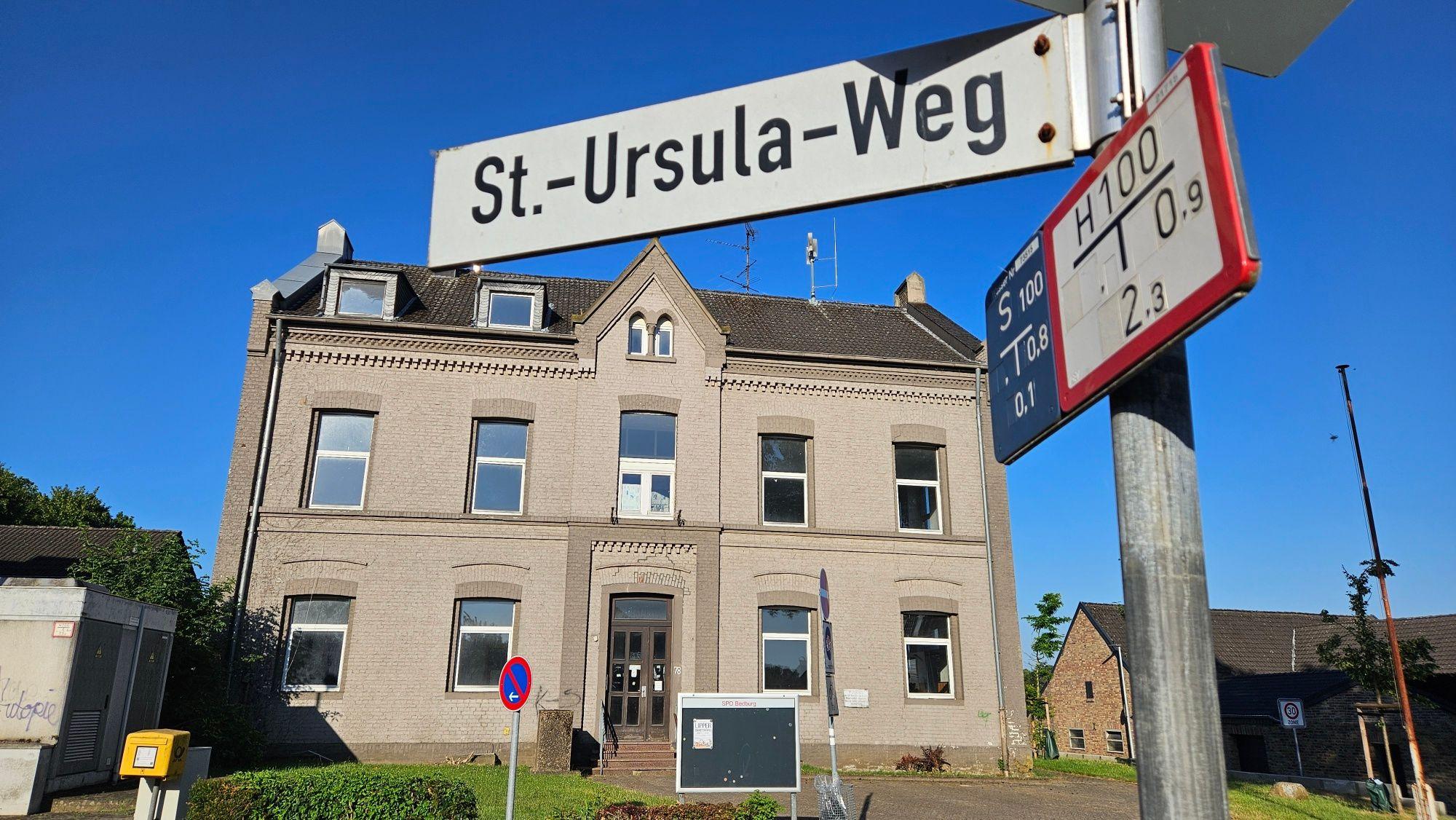 Zu sehen ist die alte Schule in Lipp.