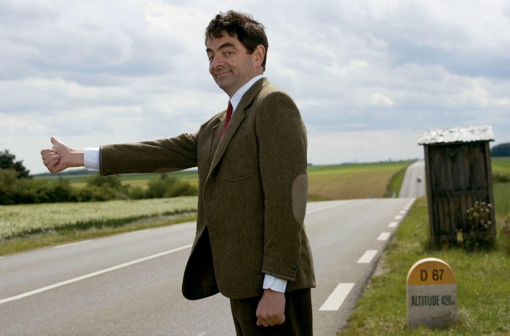 In seiner Not versucht Mr. Bean (Rowan Atkinson) per Anhalter ans Mittelmeer zu kommen. (Bild: rbb/Studiocanal GmbH)