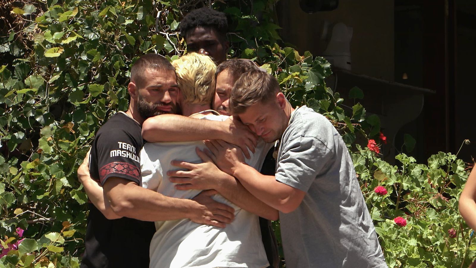 Bro-Trost: Die anderen Männer nehmen den enttäuschten Jakob in ihre Mitte.  (Bild: RTL)