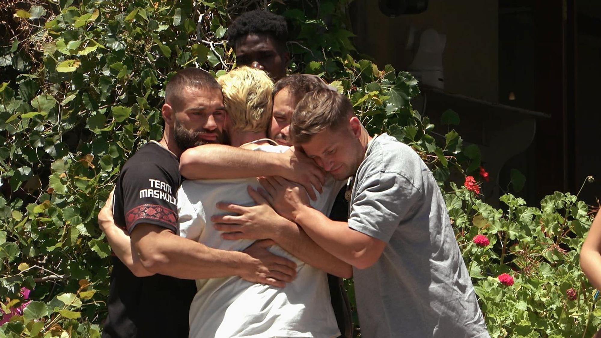 Bro-Trost: Die anderen Männer nehmen den enttäuschten Jakob in ihre Mitte. (Bild: RTL)