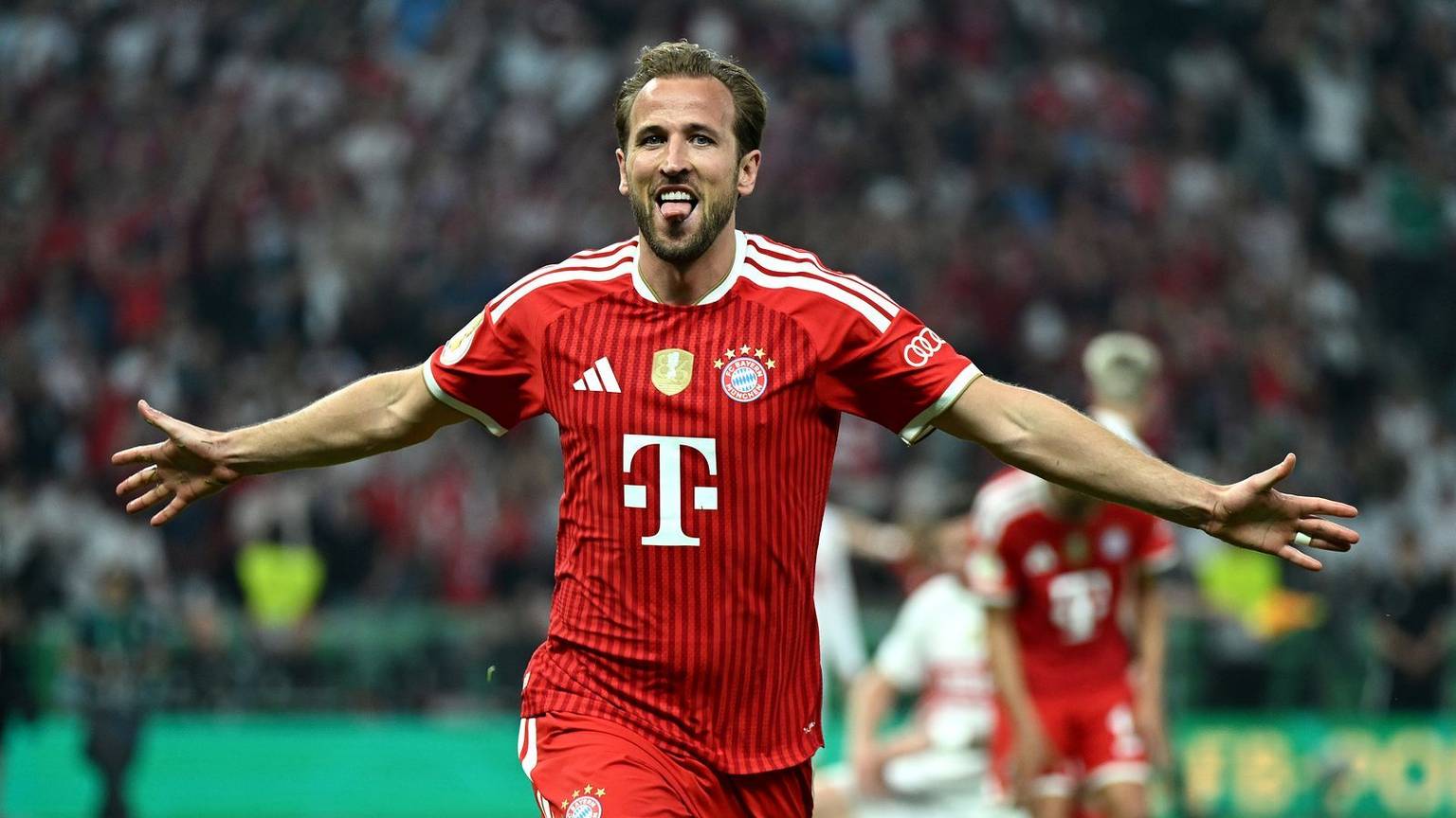 Im DFB-Pokalfinale gegen den VfB Stuttgart schoss Harry Kane den FC Bayern mit drei Toren zum Sieg. Ob der Engländer im Auftaktspiel der neuen Bundesliga-Saison gegen die Schwaben erneut erfolgreich ist? (Bild: Getty Images / Christian Kaspar-Bartke)