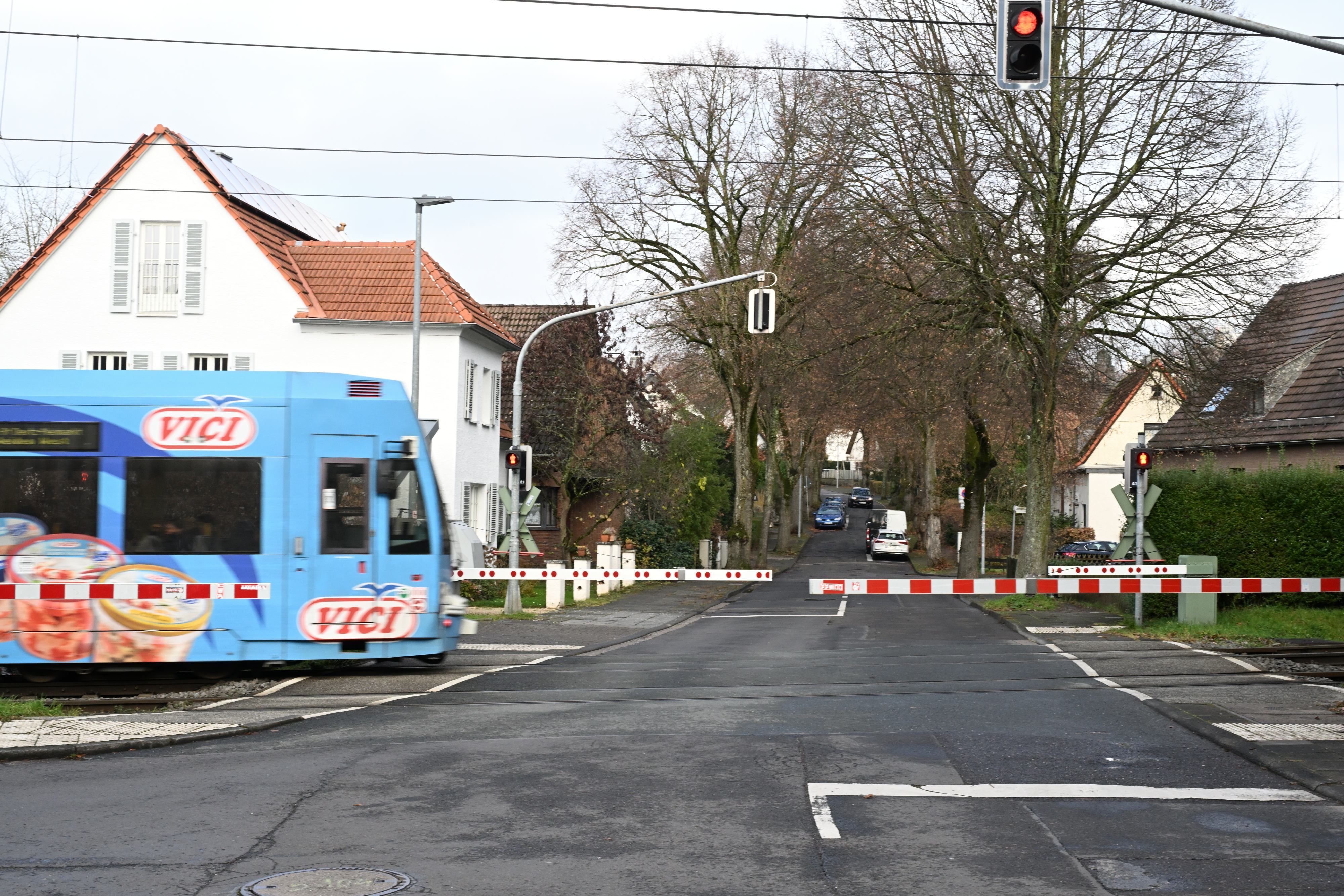 Das Foto zeigt eine Bahn der Stadtbahnlinie 1.