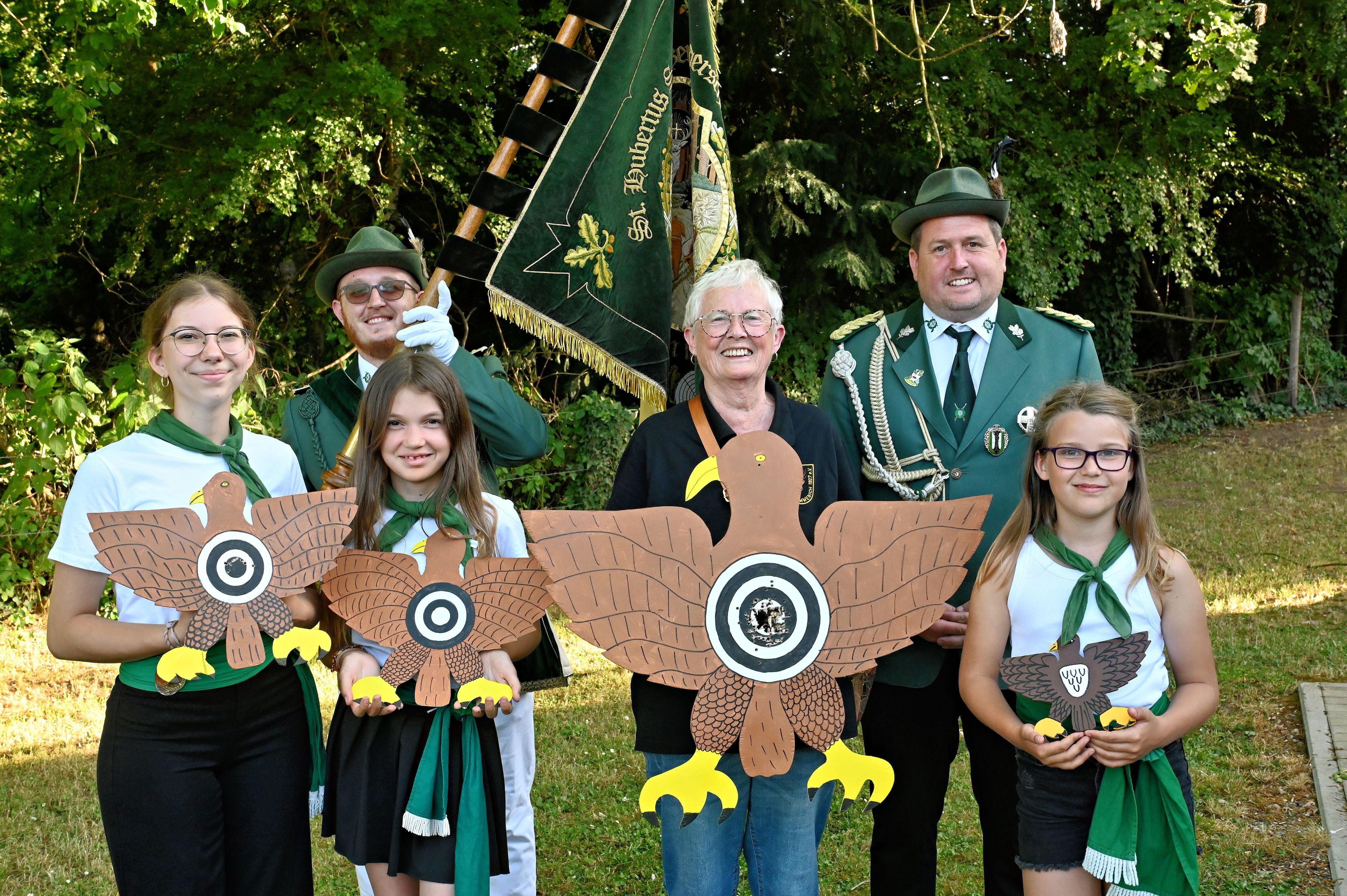 Gruppenfoto der Siegerinnen, die ihren jeweiligen Vogel halten, mit den Vertretern der Bruderschaft.