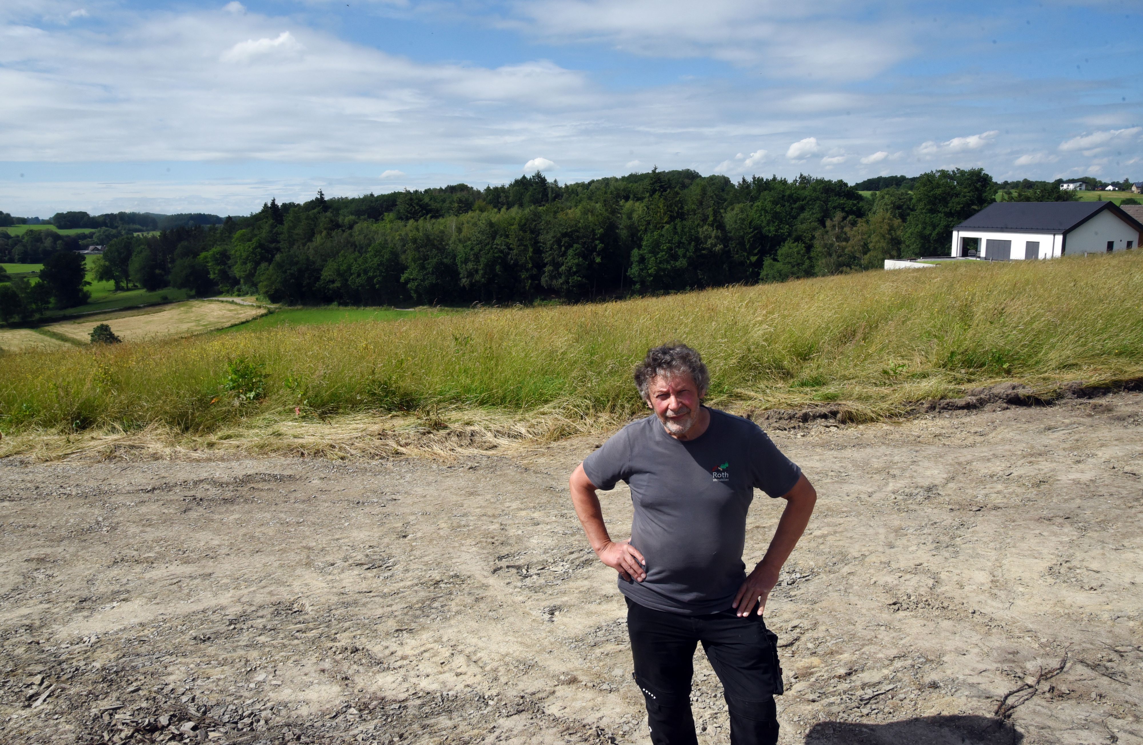 Investor Bernd Roth an dem Ort in Waldbröl, an dem er sieben neue Häuser bauen möchte – der Blick reicht nach Happach und auf die Wolfsschlucht. „Isengartener Berg“ heißt das Vorhaben, das im Stadtteil Isengarten umgesetzt werden soll.