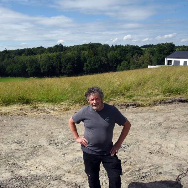Investor Bernd Roth an dem Ort in Waldbröl, an dem er sieben neue Häuser bauen möchte – der Blick reicht nach Happach und auf die Wolfsschlucht. „Isengartener Berg“ heißt das Vorhaben, das im Stadtteil Isengarten umgesetzt werden soll.