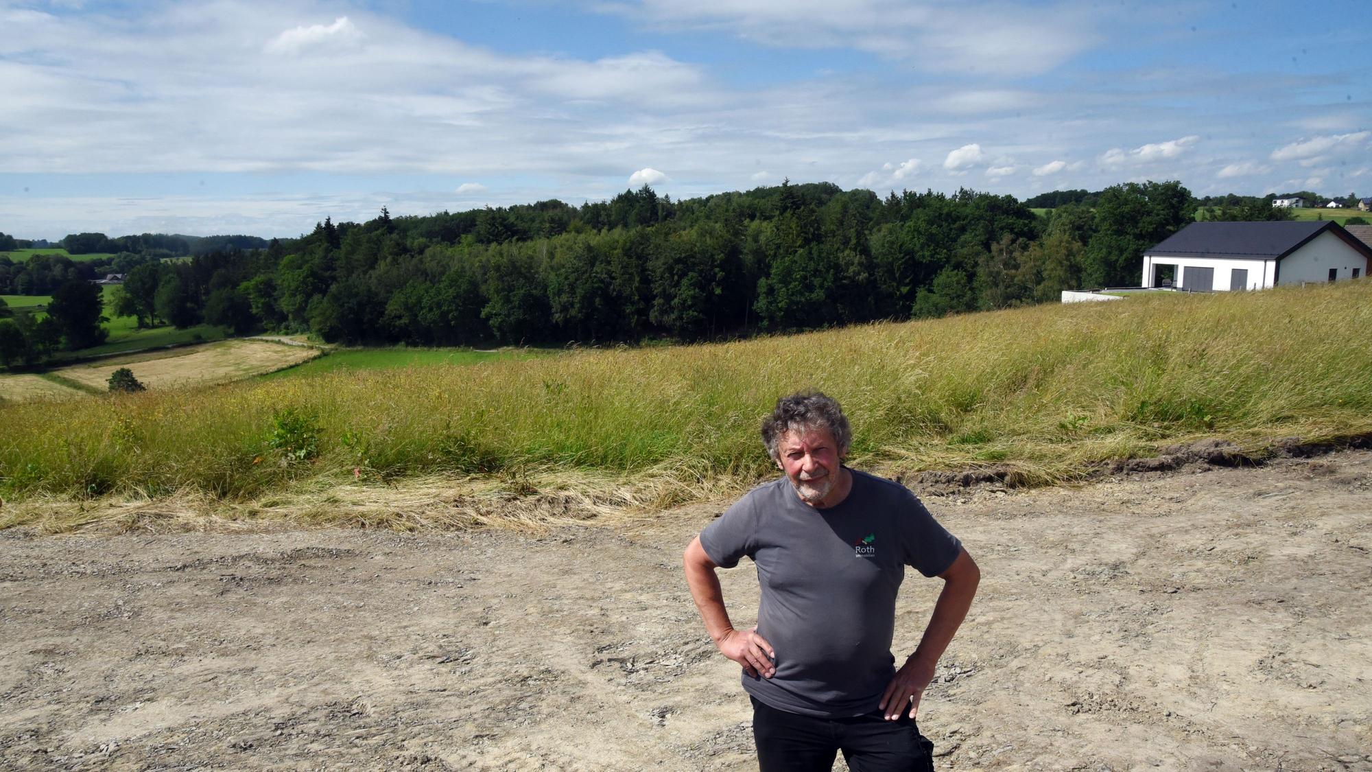 Investor Bernd Roth an dem Ort in Waldbröl, an dem er sieben neue Häuser bauen möchte – der Blick reicht nach Happach und auf die Wolfsschlucht. „Isengartener Berg“ heißt das Vorhaben, das im Stadtteil Isengarten umgesetzt werden soll.