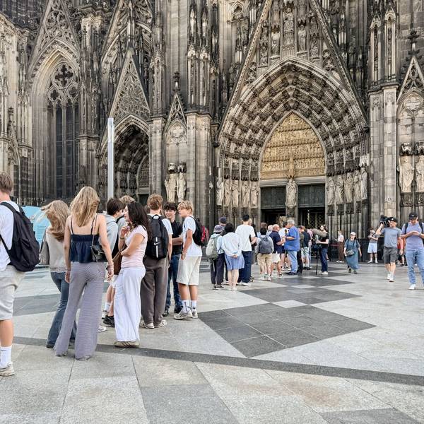 Menschen stehen Schlange vor dem Kölner Dom - ab dem 1. Juli 2026 sind 12 Euro Eintritt zu entrichten.