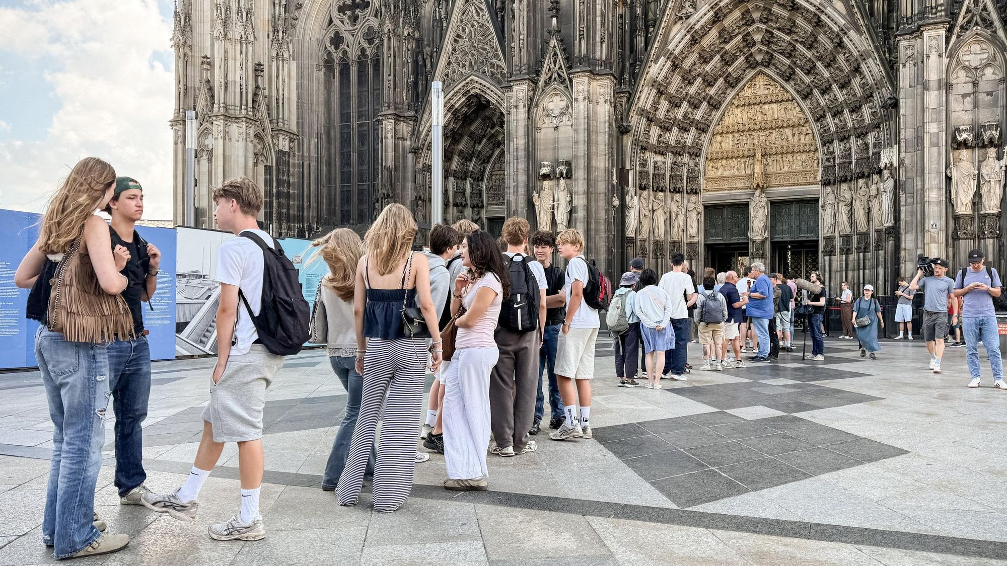 Menschen stehen Schlange vor dem Kölner Dom - ab dem 1. Juli 2026 sind 12 Euro Eintritt zu entrichten.