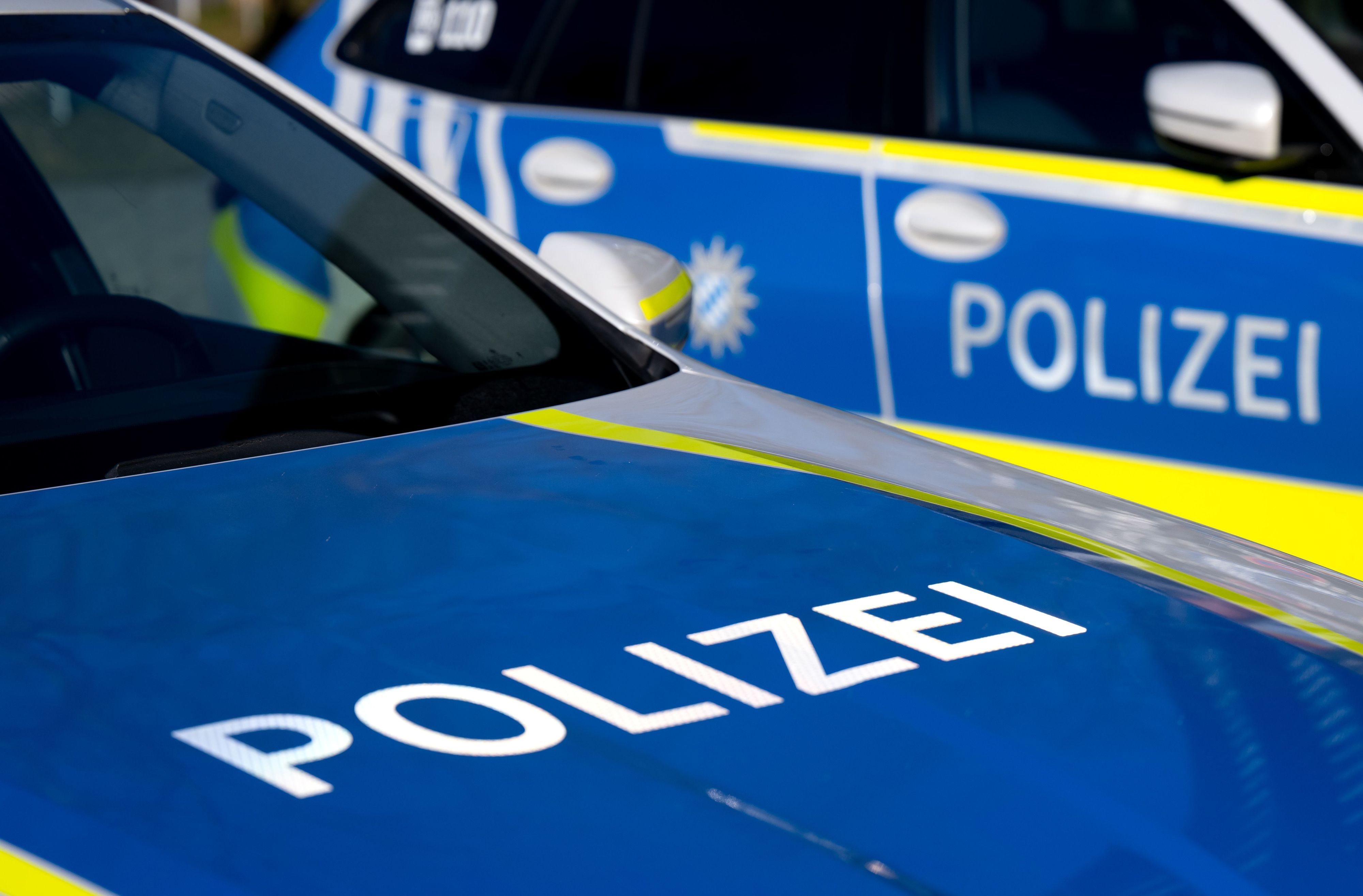 Zwei Einsatzfahrzeuge der Polizei.