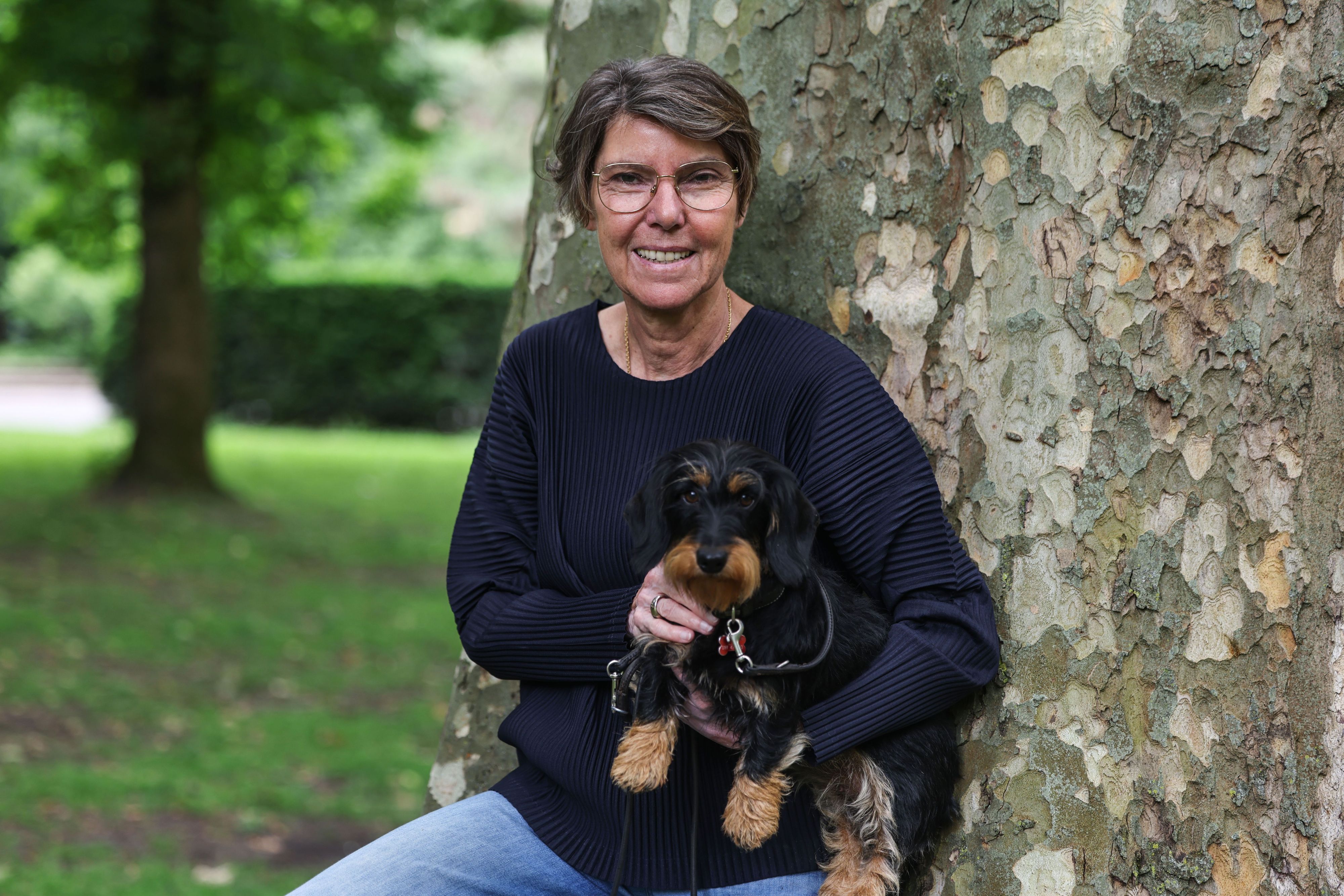 Bettina Böttinger mit ihrem Dackel Ilse im Römerpark.