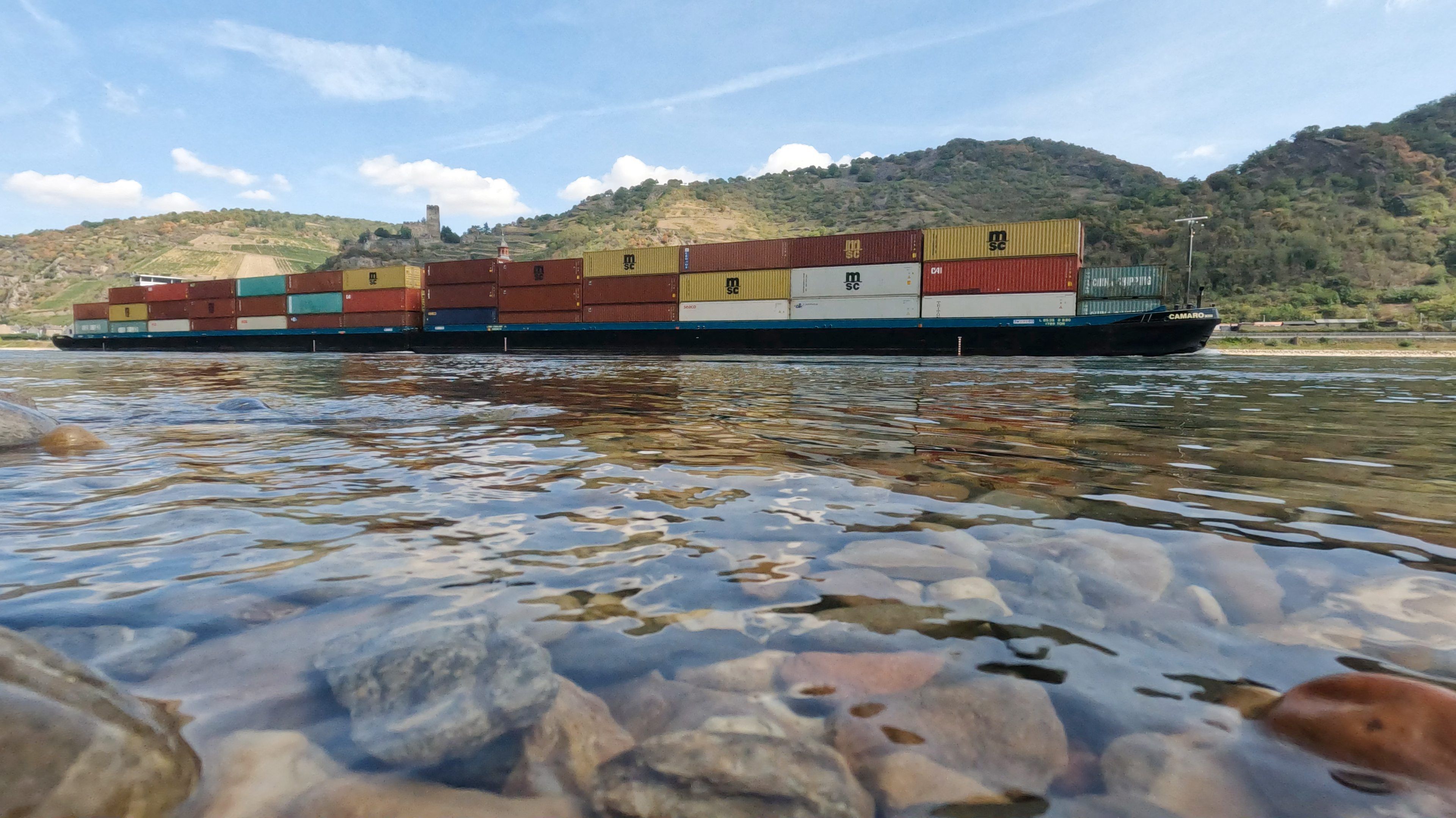 21.08.2022, Rheinland-Pfalz, Kaub: Ein Schiff passiert Kaub. Starke Niederschläge im Süden führten zu einem leichten Anstieg der Pegelstände am Mittelrhein Foto: Thomas Frey/dpa +++ dpa-Bildfunk +++