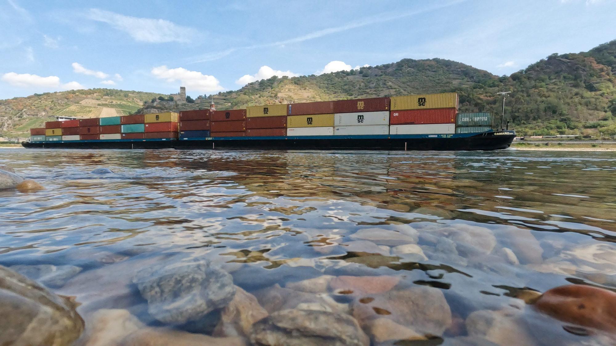 21.08.2022, Rheinland-Pfalz, Kaub: Ein Schiff passiert Kaub. Starke Niederschläge im Süden führten zu einem leichten Anstieg der Pegelstände am Mittelrhein Foto: Thomas Frey/dpa +++ dpa-Bildfunk +++