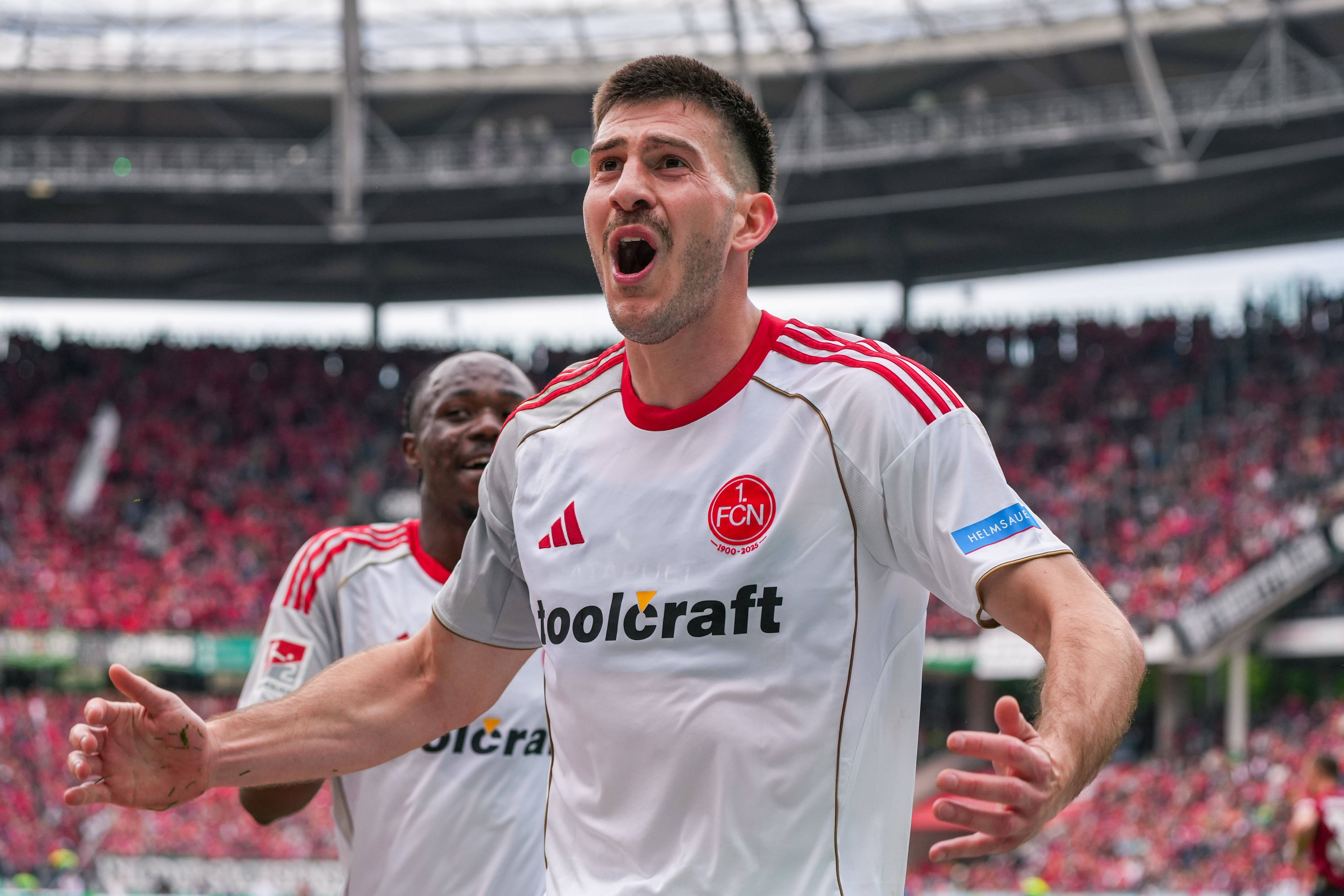 Innenverteidiger Luka Lochoshvili jubelt nach einem Tor.