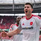Innenverteidiger Luka Lochoshvili jubelt nach einem Tor.