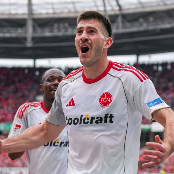 Innenverteidiger Luka Lochoshvili jubelt nach einem Tor.