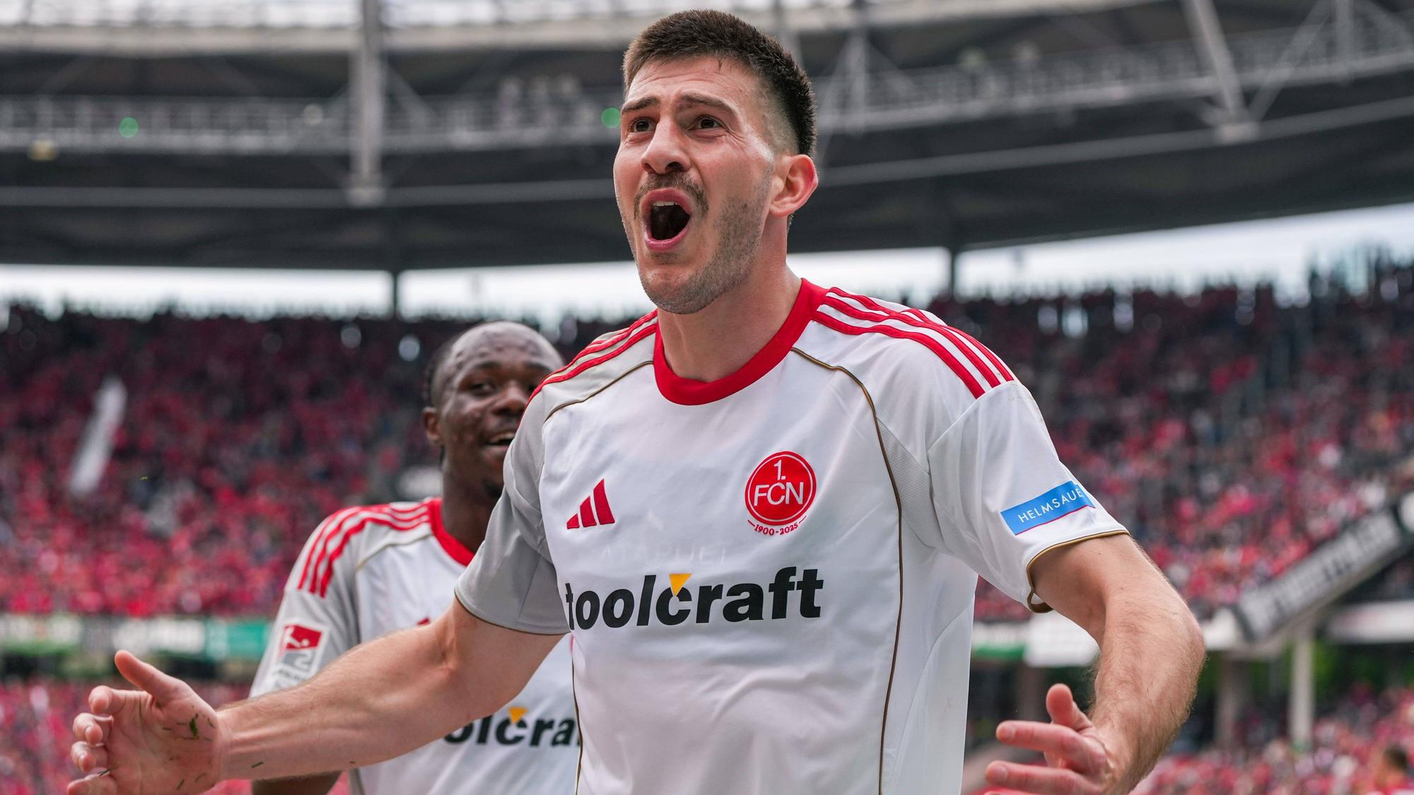 Innenverteidiger Luka Lochoshvili jubelt nach einem Tor.