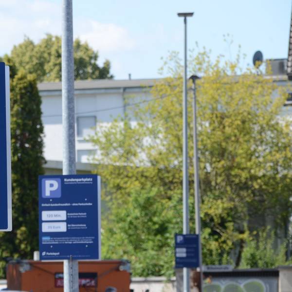 Immer mehr Unternehmen wie Supermärkte vergeben die Bewirtschaftung ihrer Parkplätze an andere Firmen.