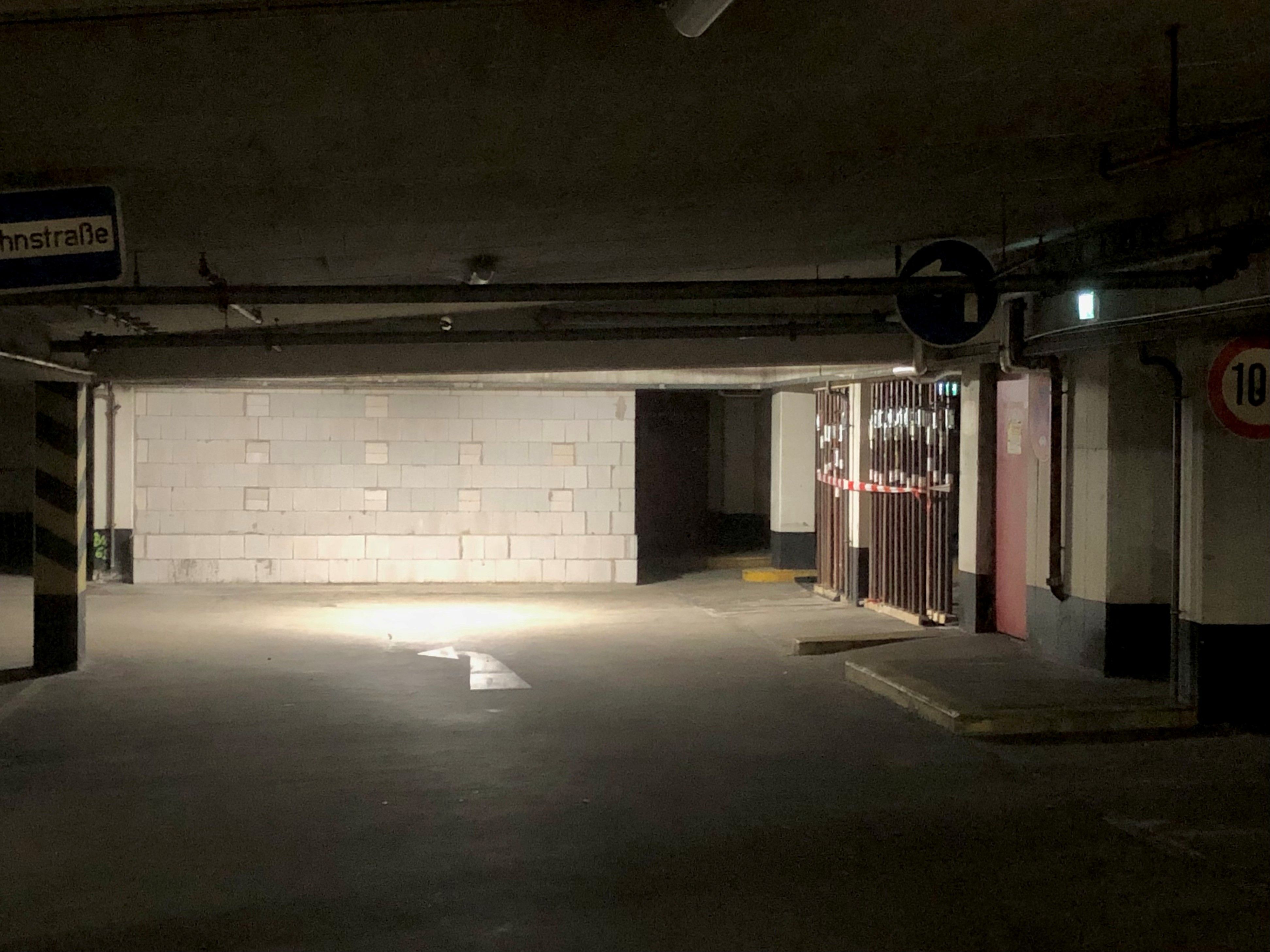 Statisch gefährdete Bereiche der Tiefgarage Groß St. Martin hat die Stadt Köln teils mit Baustützen aus Stahl (rechts) sichern lassen.