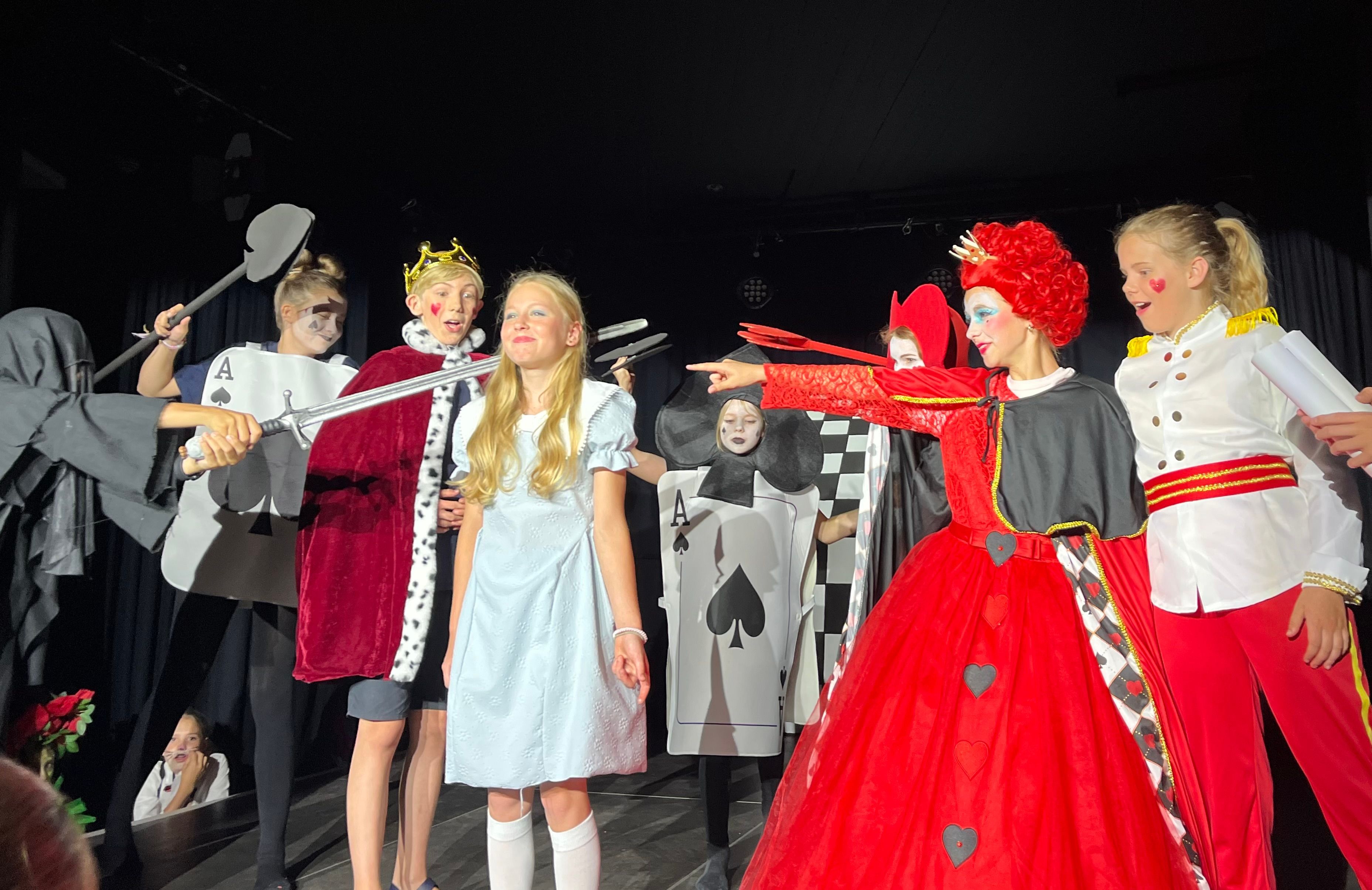 „Ab mit ihrem Kopf“ – das Unterstufen-Theater des Freiherr-vom-Stein-Gymnasiums bringt Alice im Wunderland auf die Bühne.